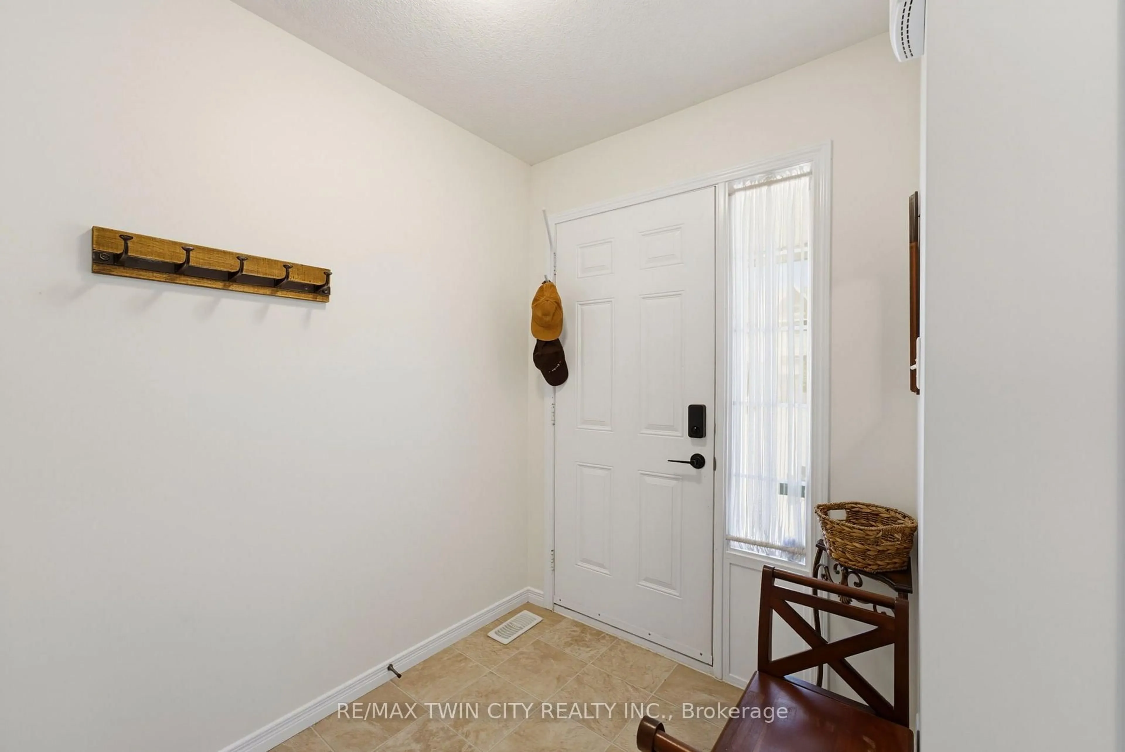 Indoor entryway for 934 Zeller Cres, Kitchener Ontario N2A 0C7