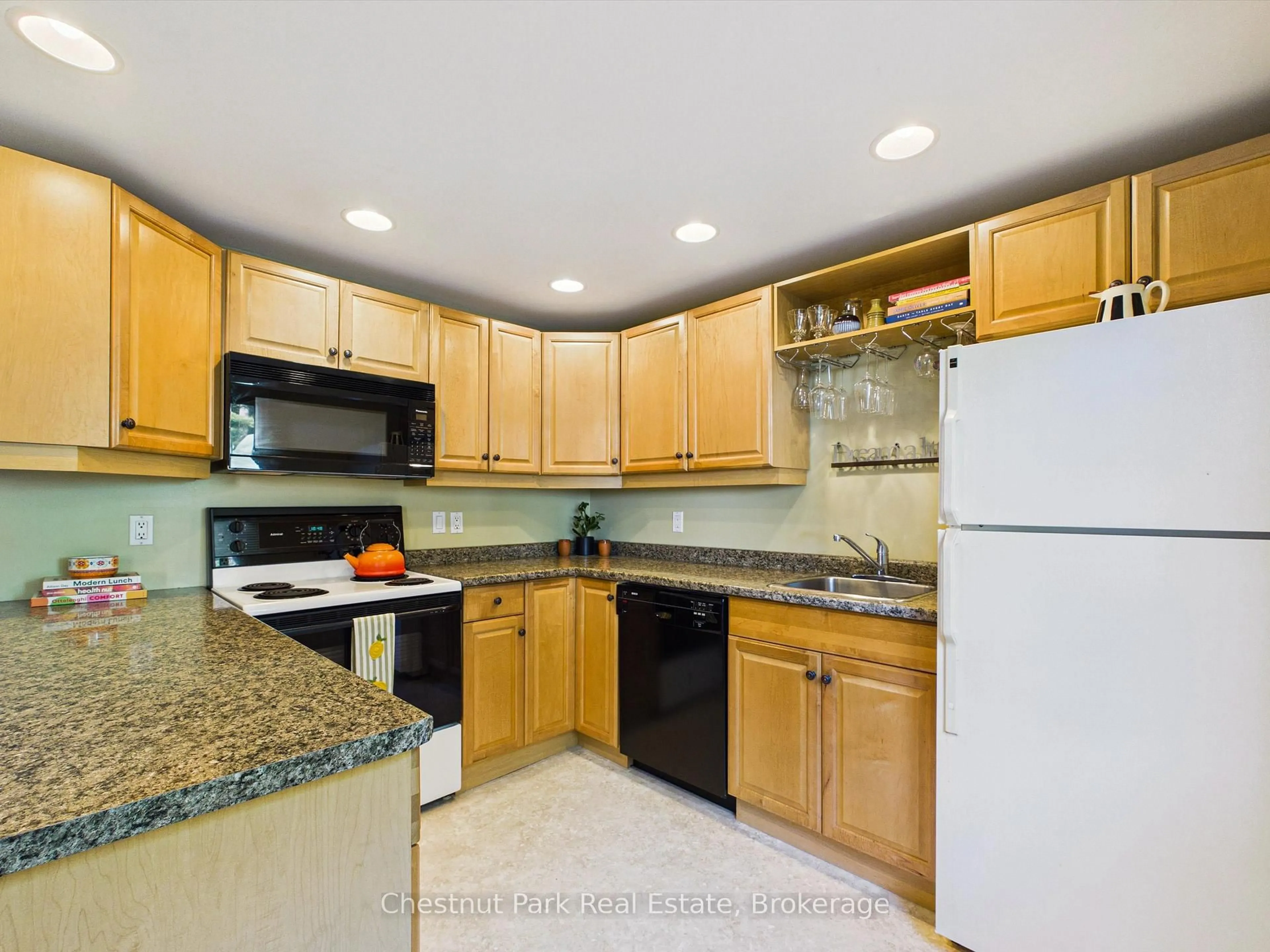 Standard kitchen, ceramic/tile floor for 1014 Kelly Rd, Lake of Bays Ontario P0B 1A0