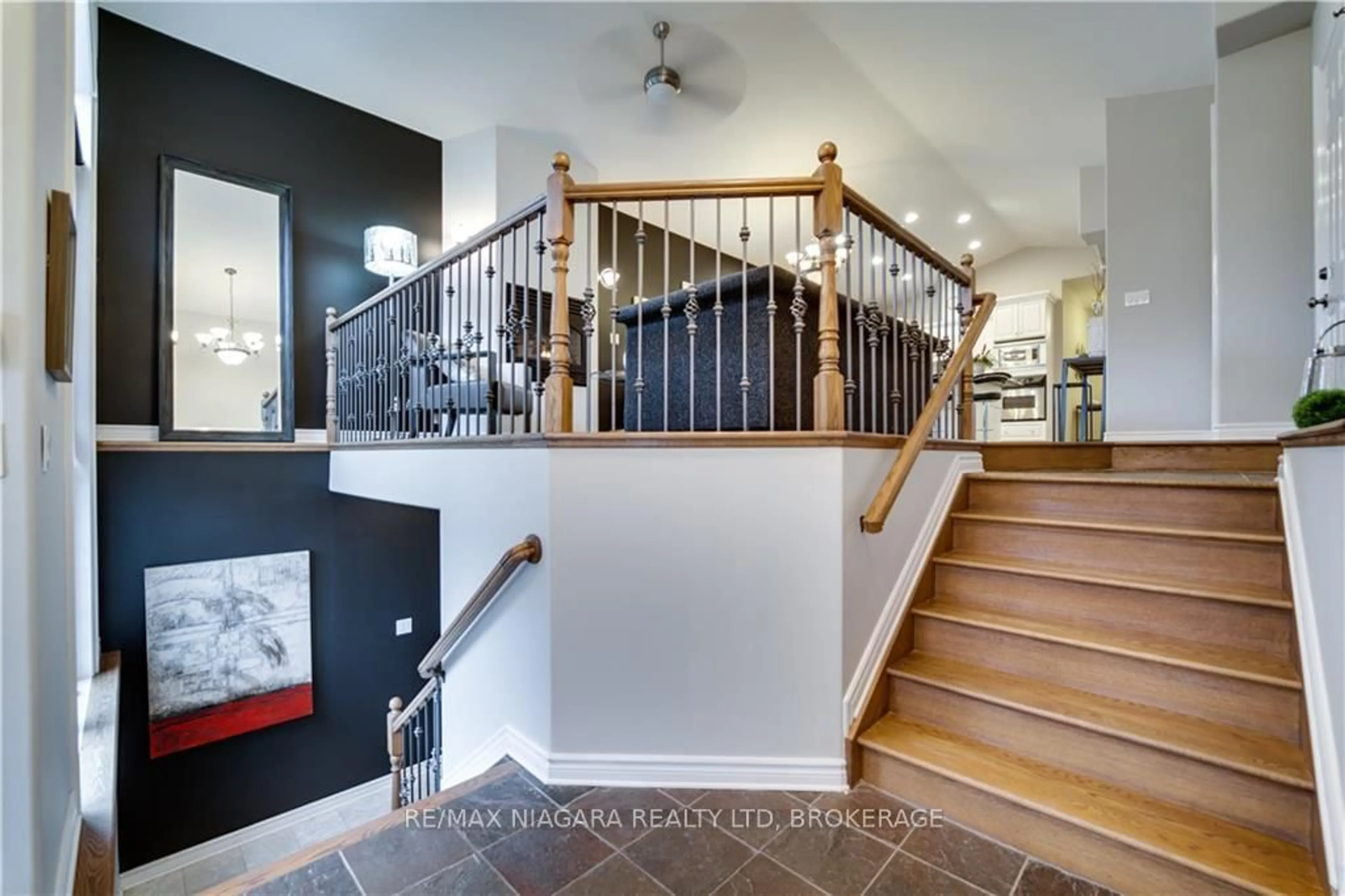 Indoor foyer for 1487 Barron Rd, Thorold Ontario L0S 1A0