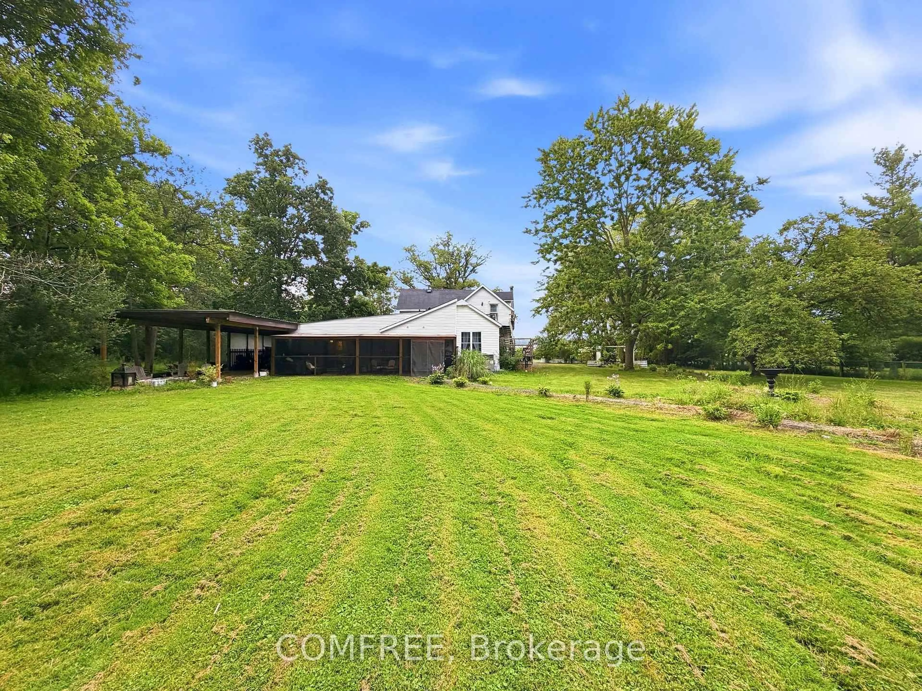 A pic from outside/outdoor area/front of a property/back of a property/a pic from drone, unknown for 8950 Brown Rd, Niagara Falls Ontario L2E 6V5
