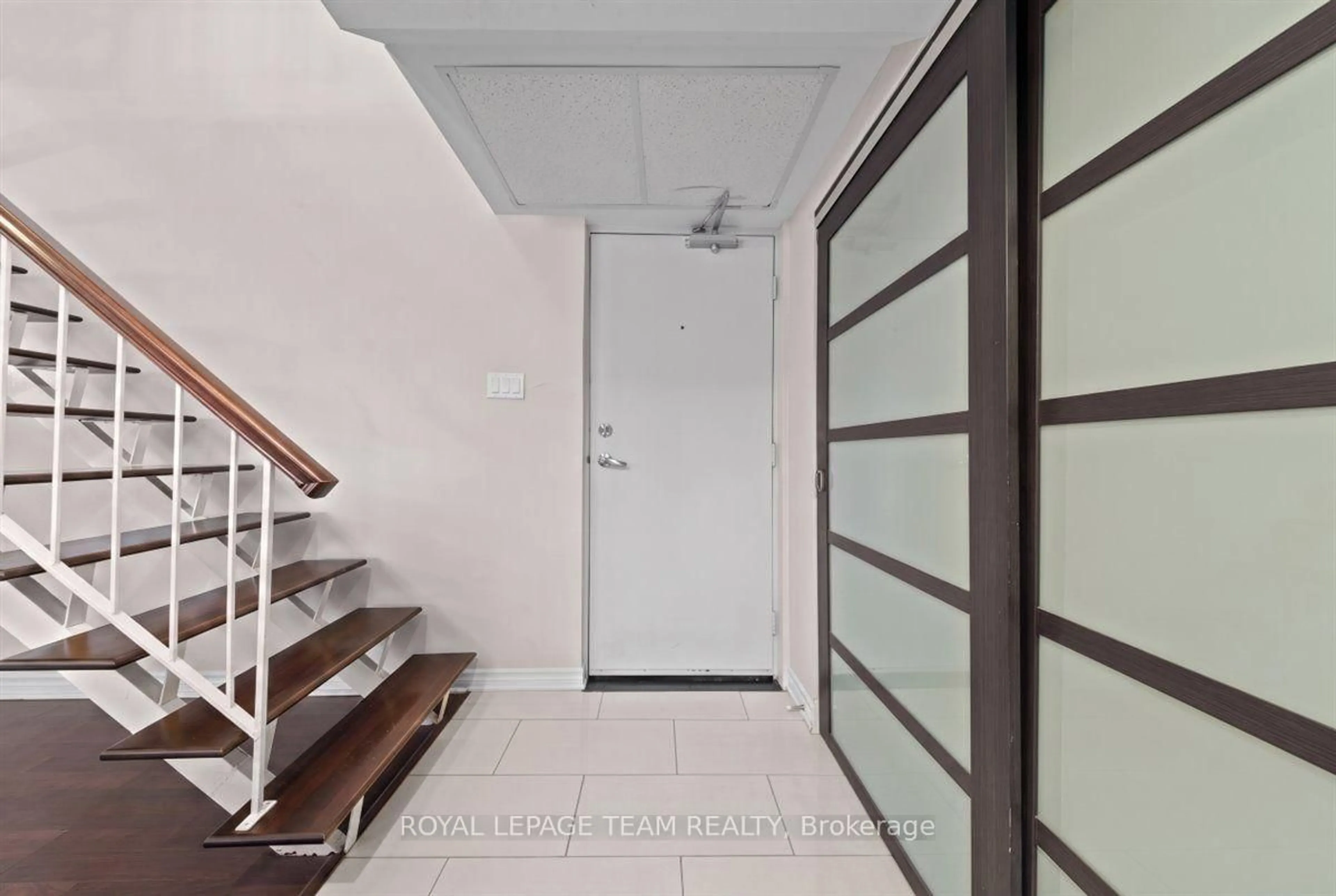 Indoor foyer for 12 Corkstown Rd #201, Ottawa Ontario K2H 5B3