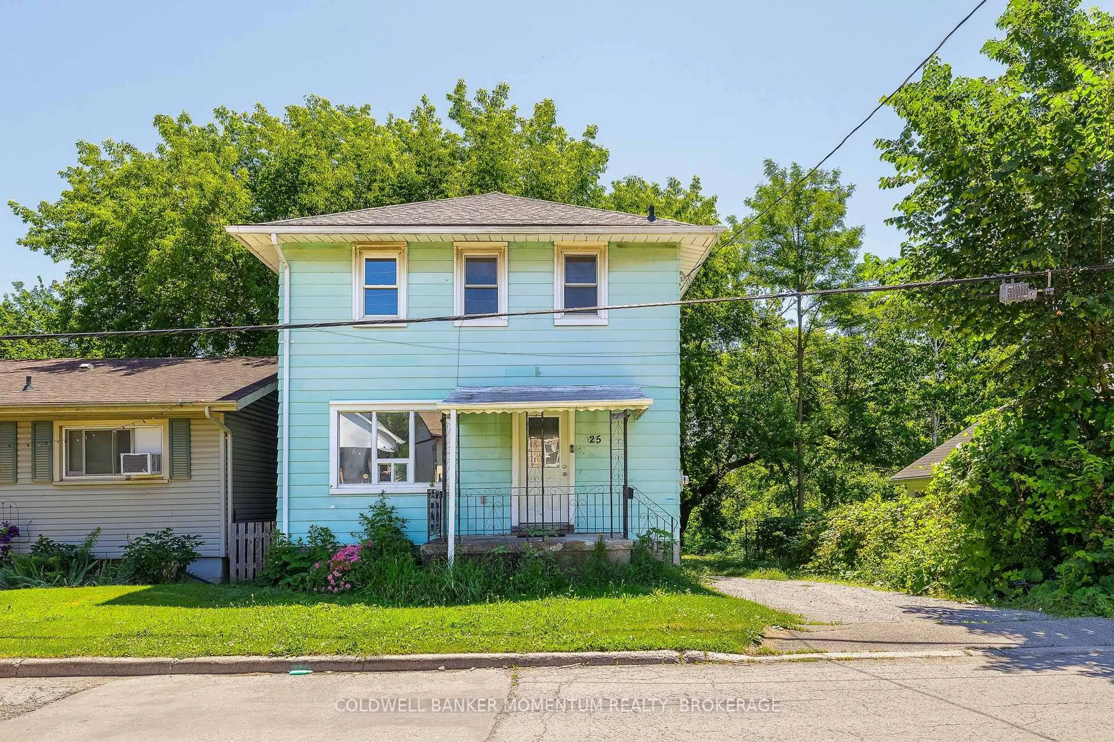 Home with vinyl exterior material, street for 25 GALE Cres, St. Catharines Ontario L2R 3K8