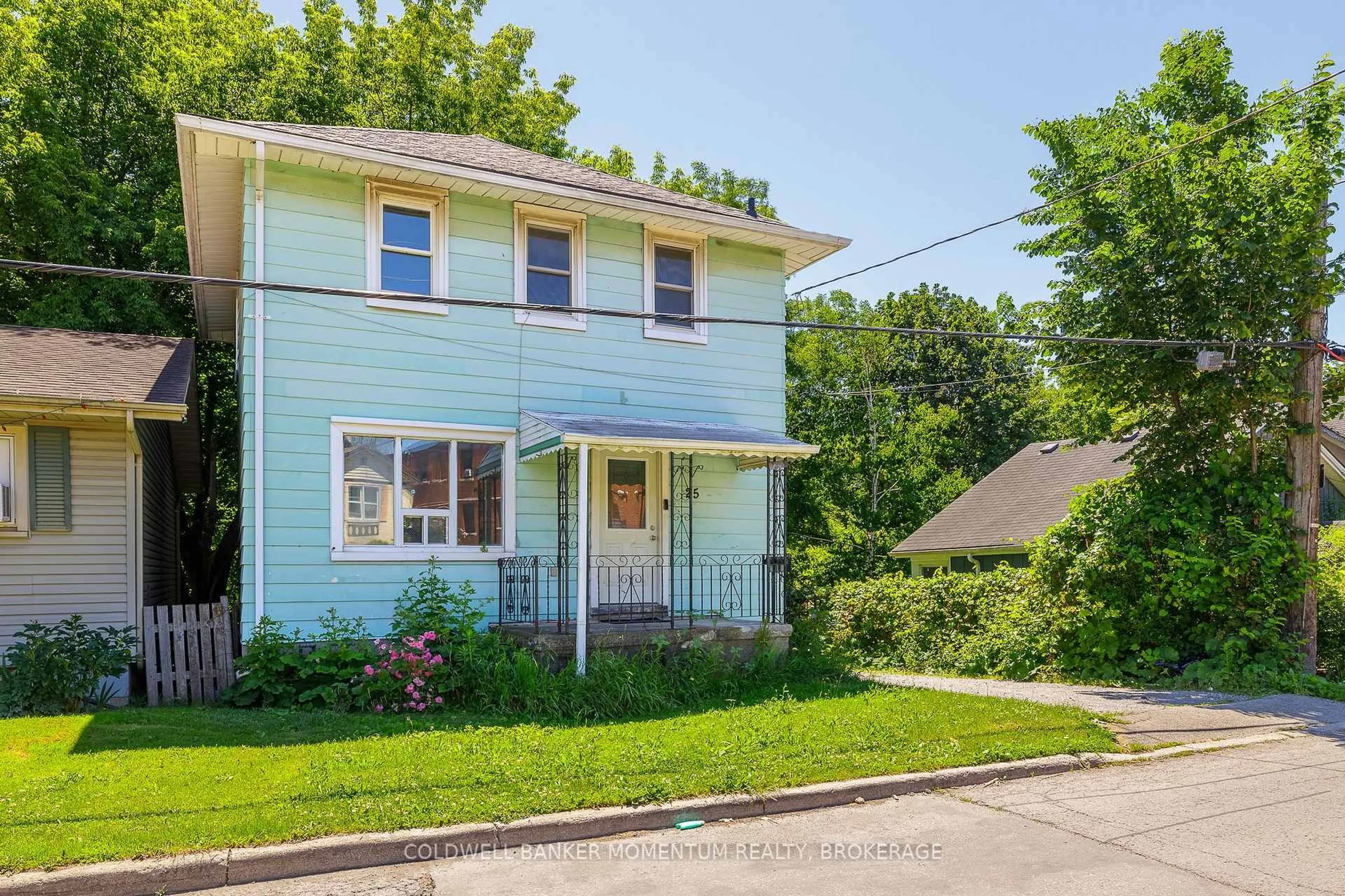 Home with vinyl exterior material, street for 25 GALE Cres, St. Catharines Ontario L2R 3K8
