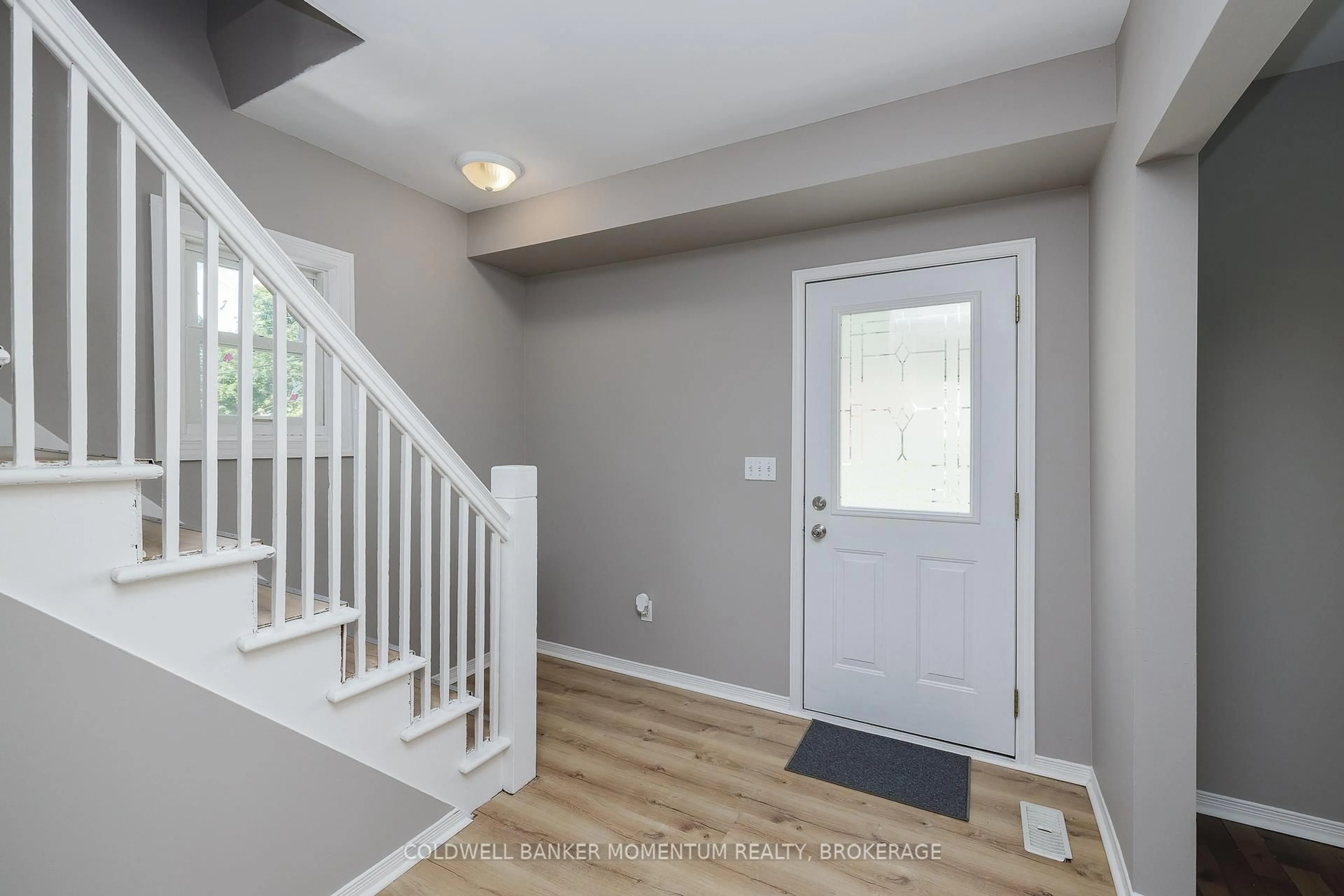 Indoor entryway for 25 GALE Cres, St. Catharines Ontario L2R 3K8