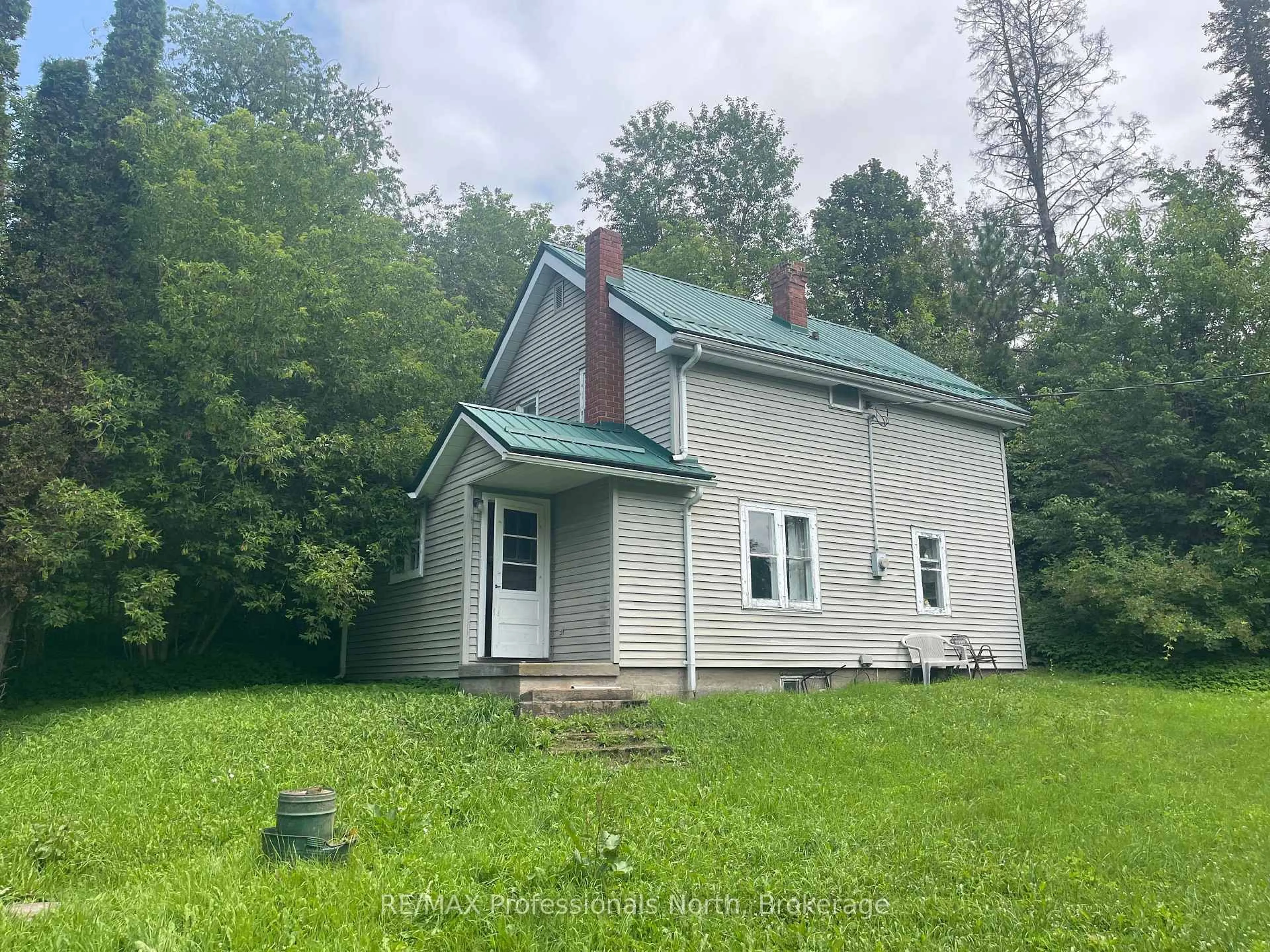 A pic from outside/outdoor area/front of a property/back of a property/a pic from drone, building for 1038 Gooderham St, Highlands East Ontario K0M 1R0