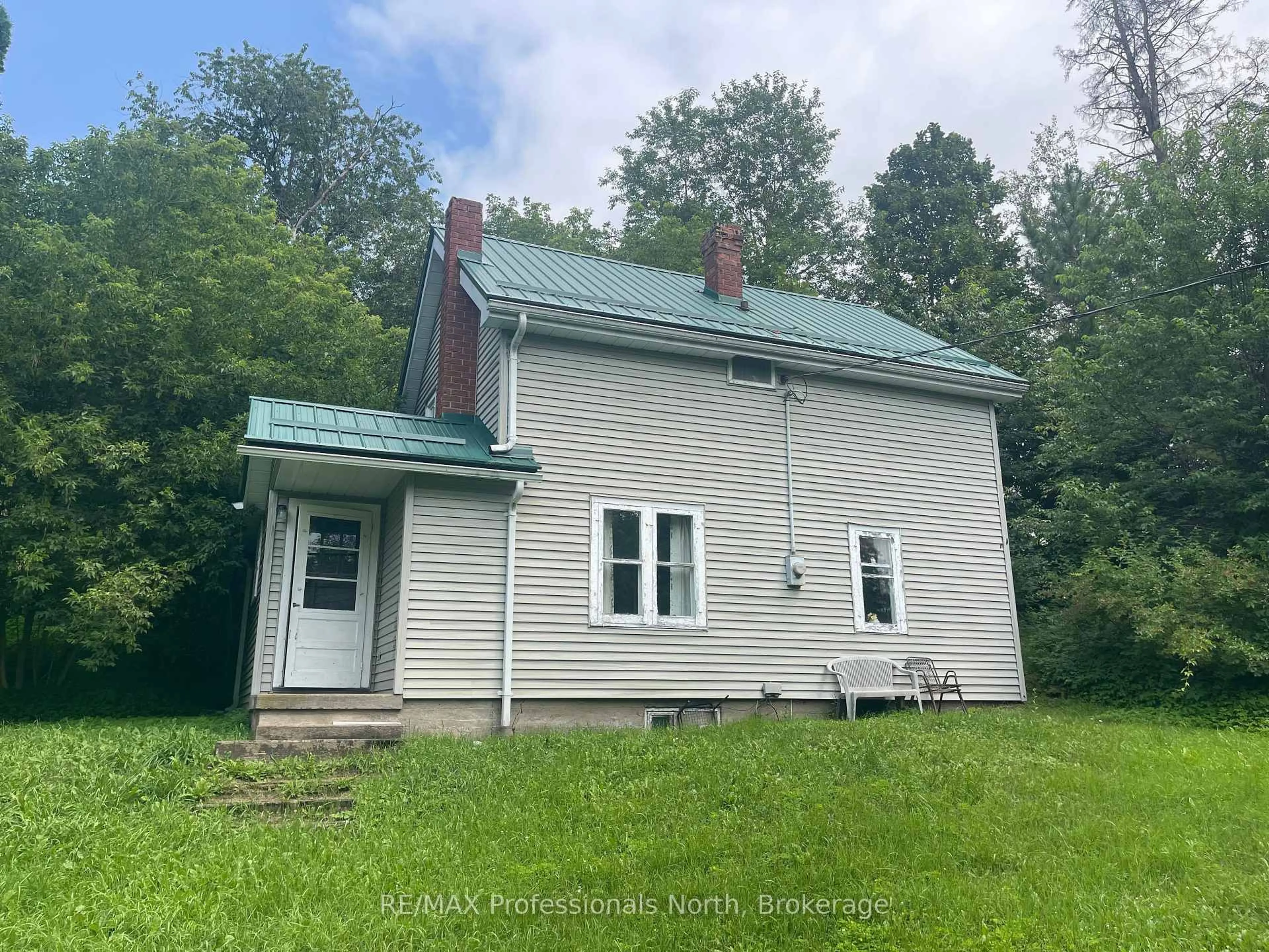 A pic from outside/outdoor area/front of a property/back of a property/a pic from drone, building for 1038 Gooderham St, Highlands East Ontario K0M 1R0