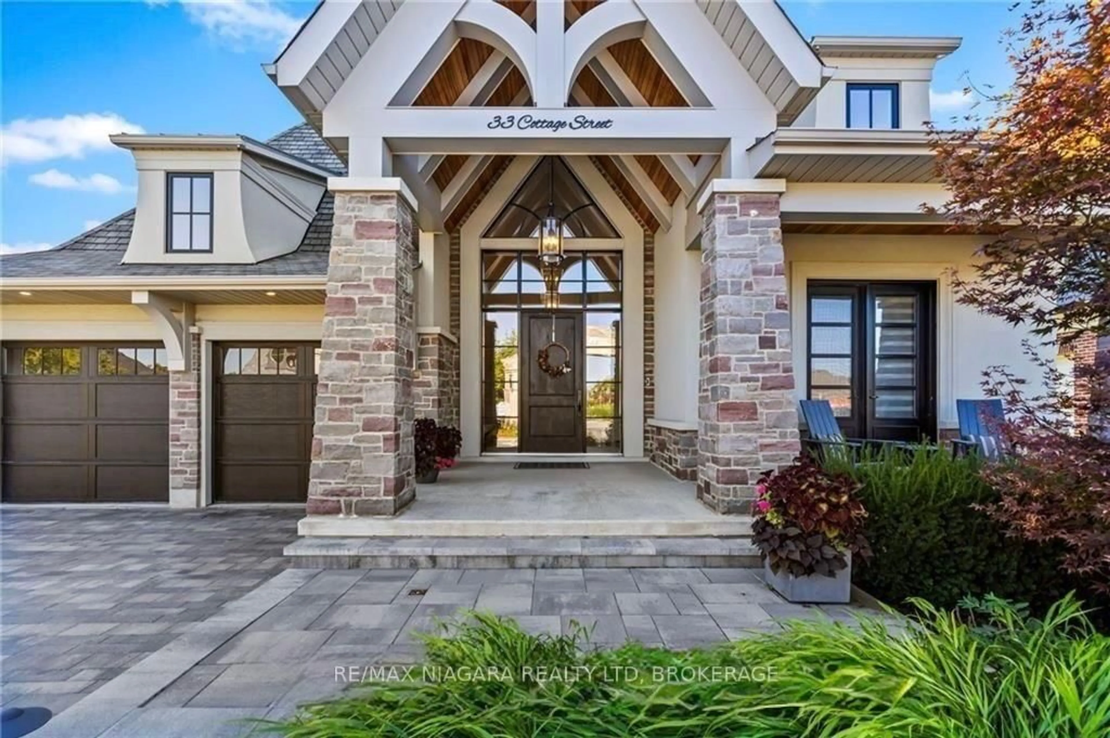 Indoor entryway for 33 Cottage St, Niagara-on-the-Lake Ontario L0S 1J0