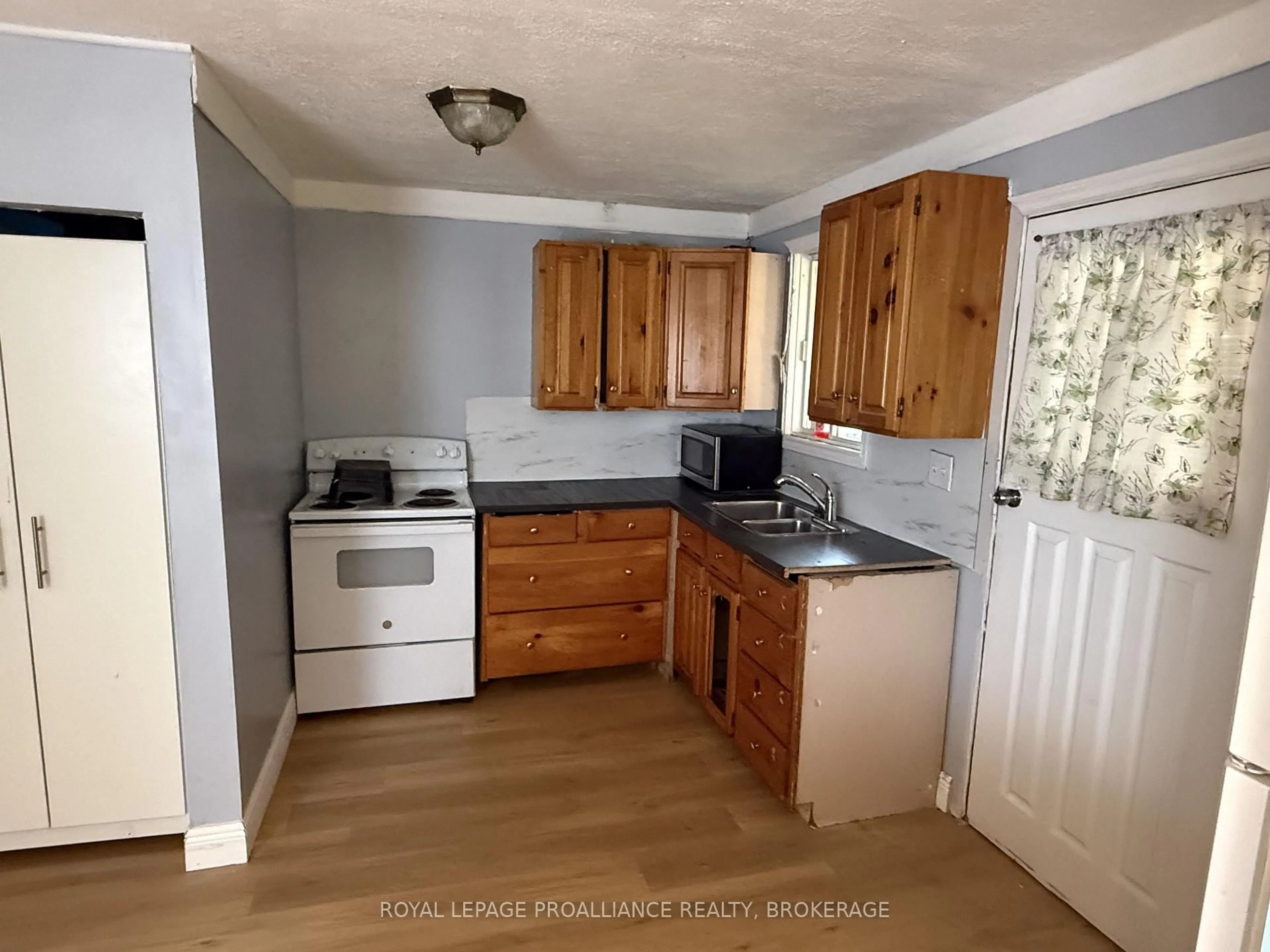 Standard kitchen, unknown for 10 POTTER Dr, Bissett Creek Ontario K0H 2H0