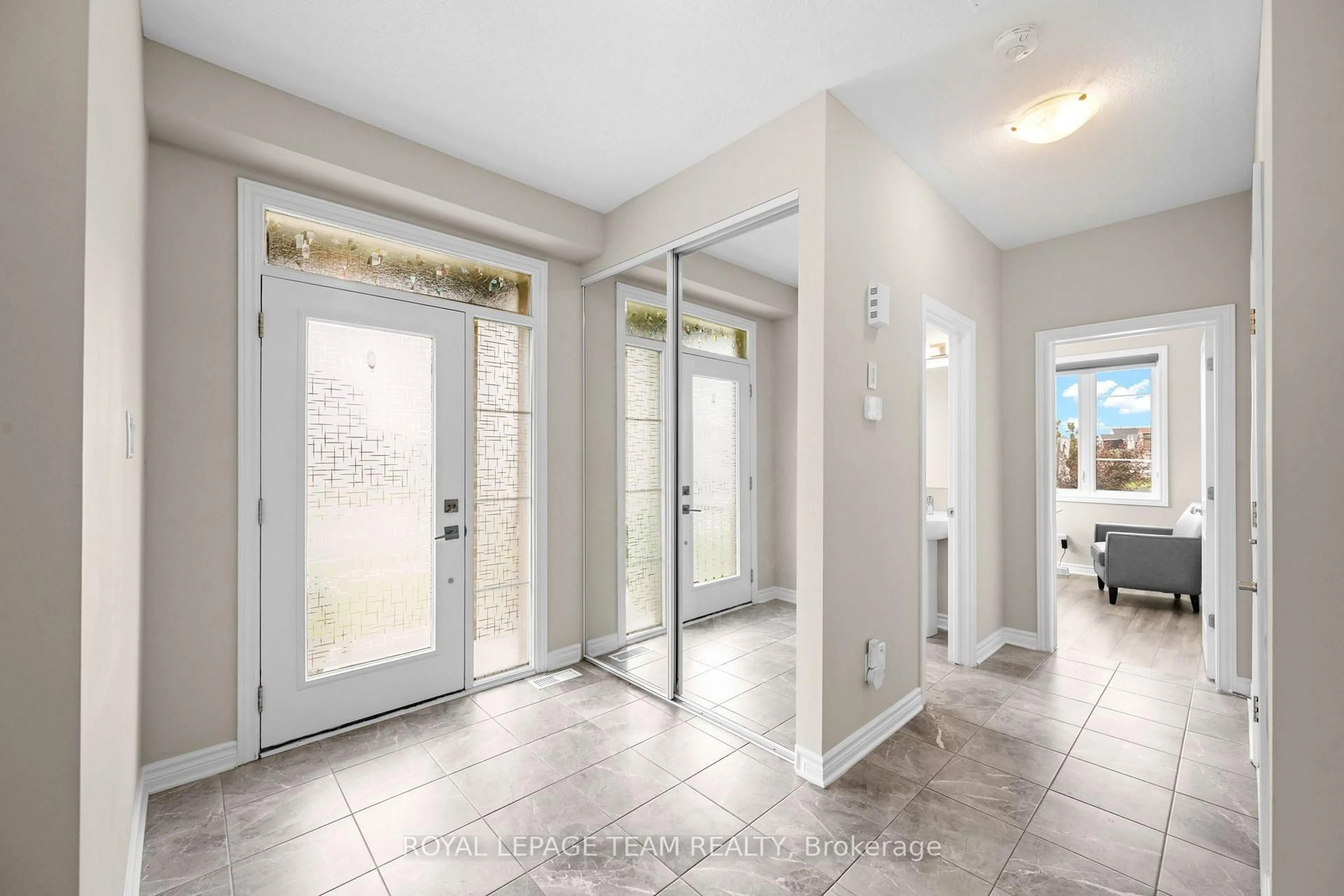 Indoor entryway for 661 Jerome Jodoin Dr, Ottawa Ontario K4A 1G9