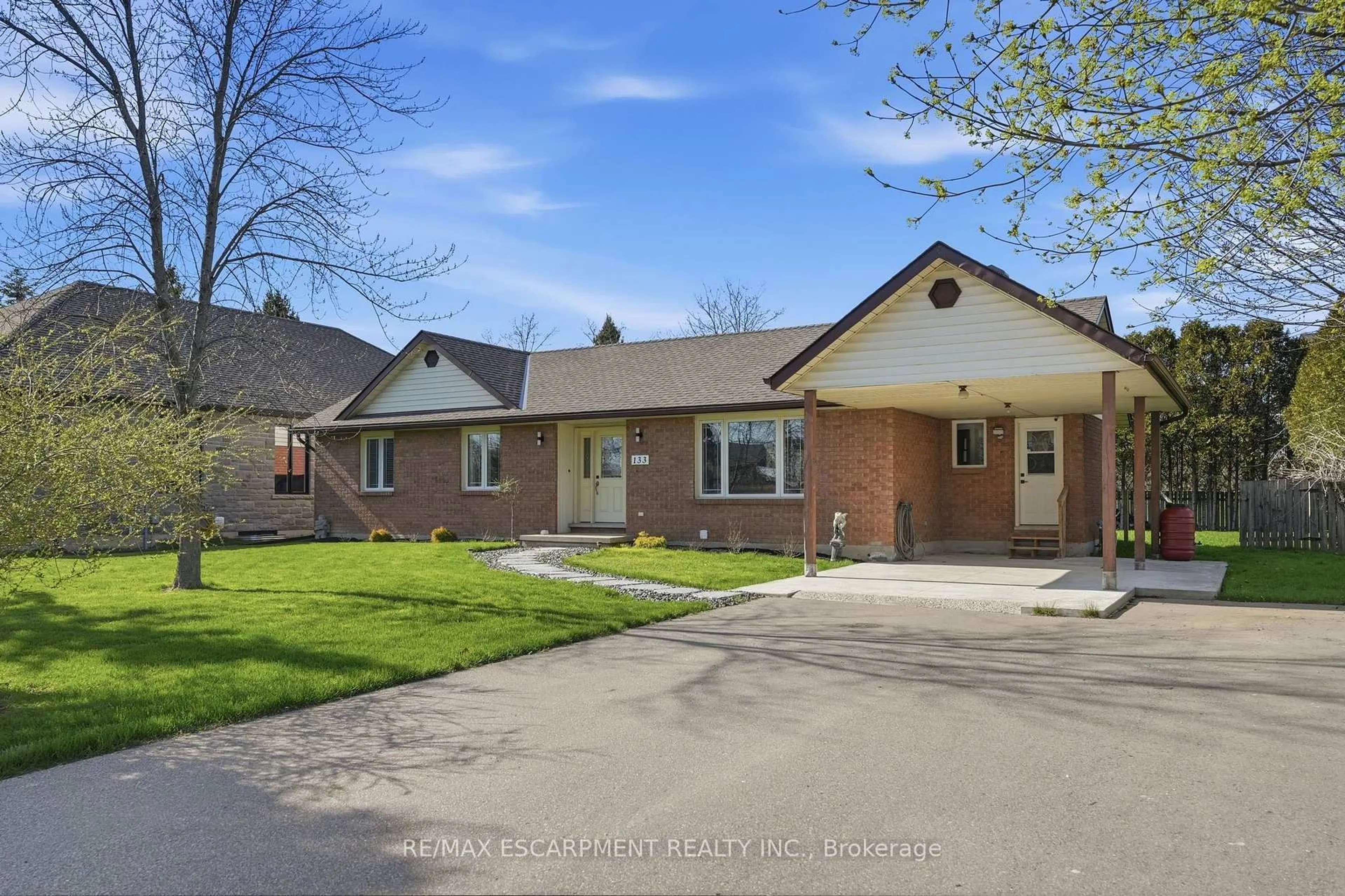 A pic from outside/outdoor area/front of a property/back of a property/a pic from drone, street for 133 New Lakeshore Rd, Norfolk Ontario N0A 1N3