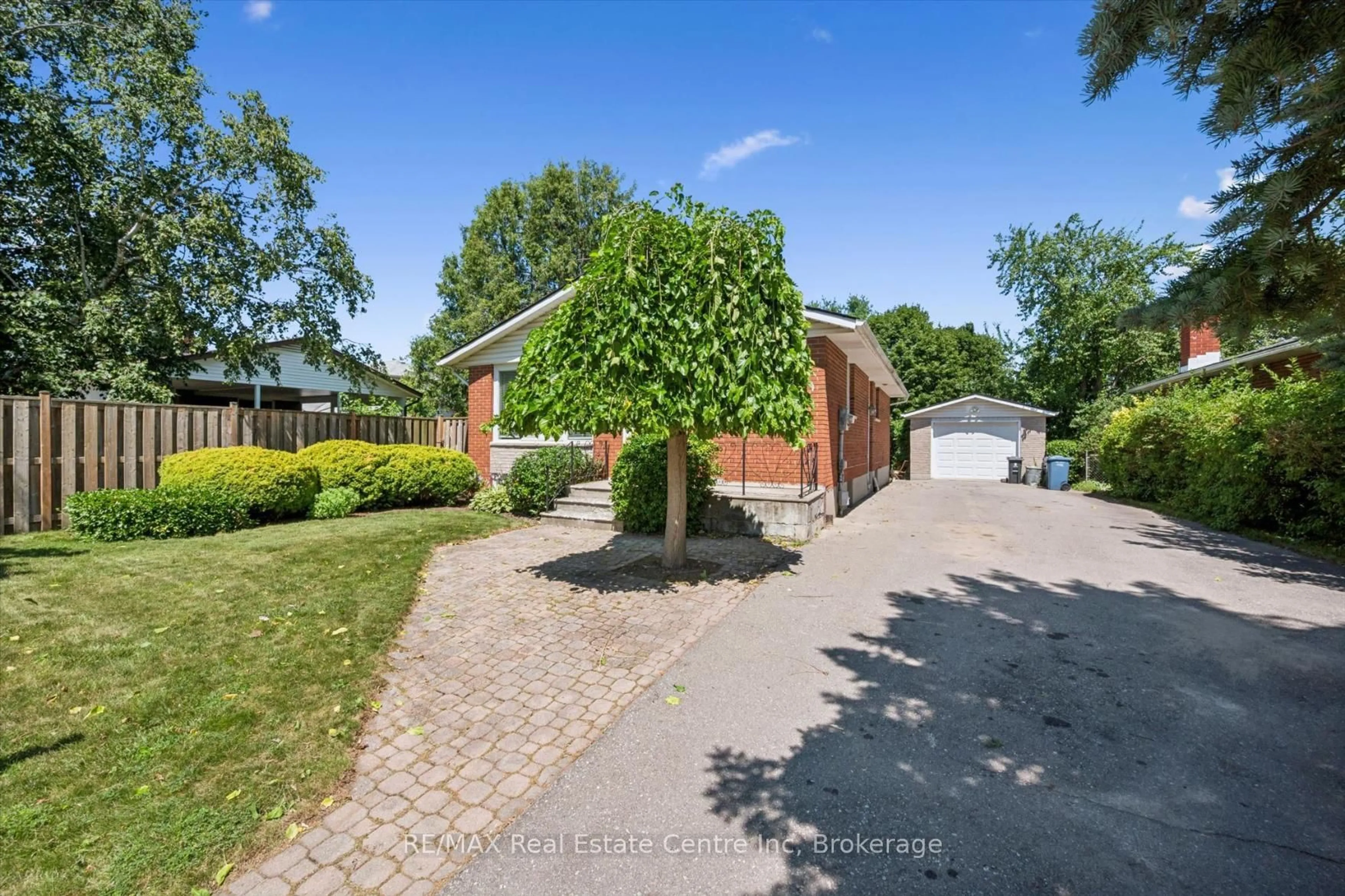 A pic from outside/outdoor area/front of a property/back of a property/a pic from drone, street for 95 MOUNTFORD Dr, Guelph Ontario N1E 6E7