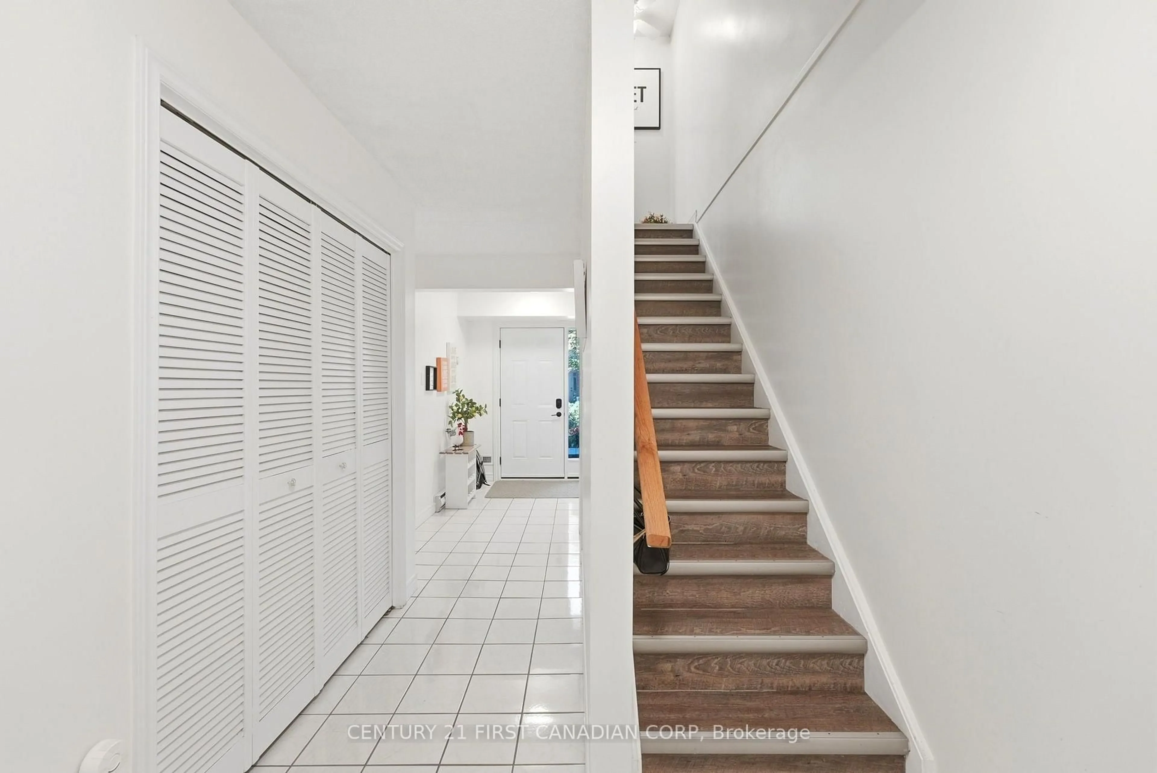 Indoor foyer for 1548 Richmond St #10, London North Ontario N6G 4W7
