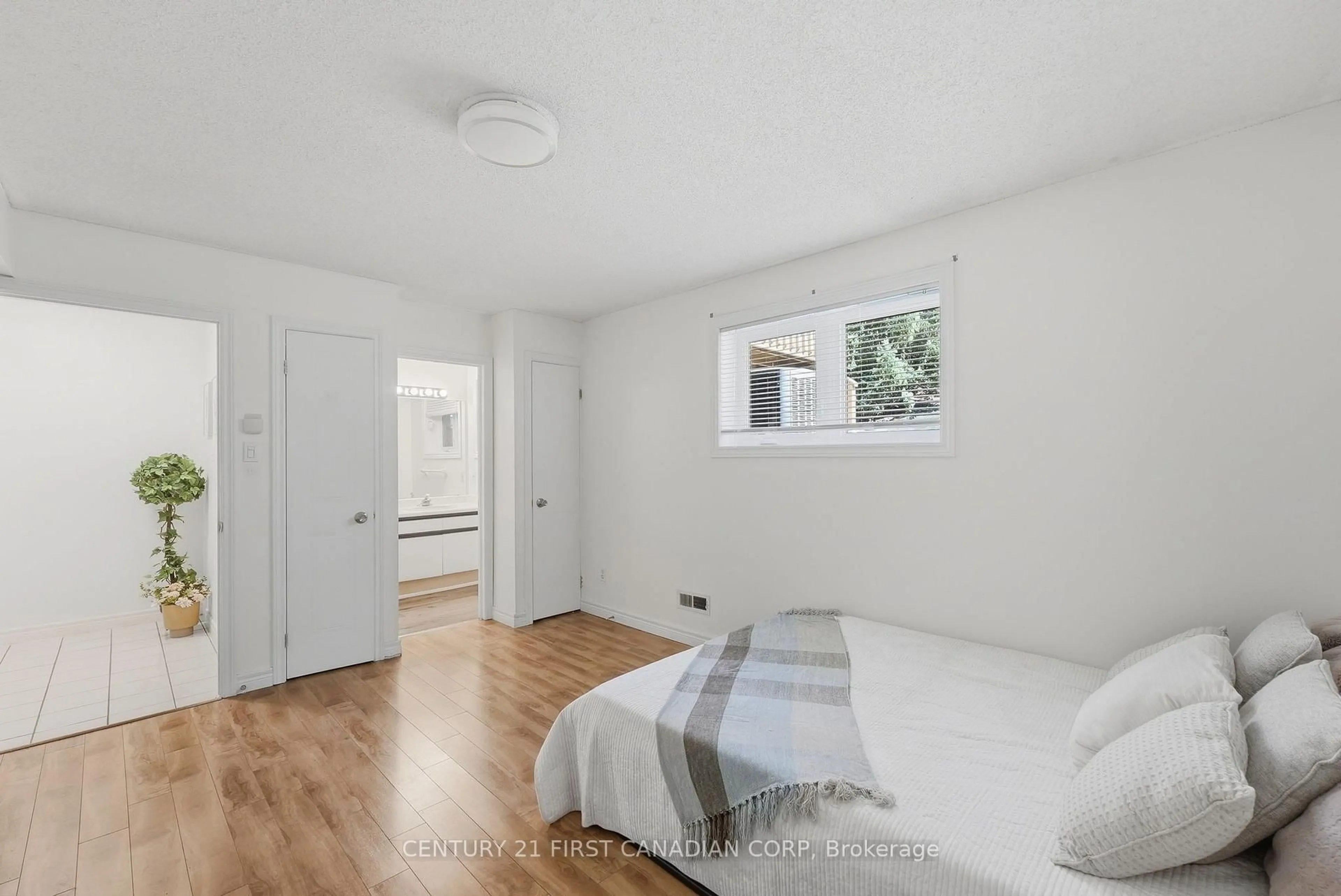A pic of a room for 1548 Richmond St #10, London North Ontario N6G 4W7