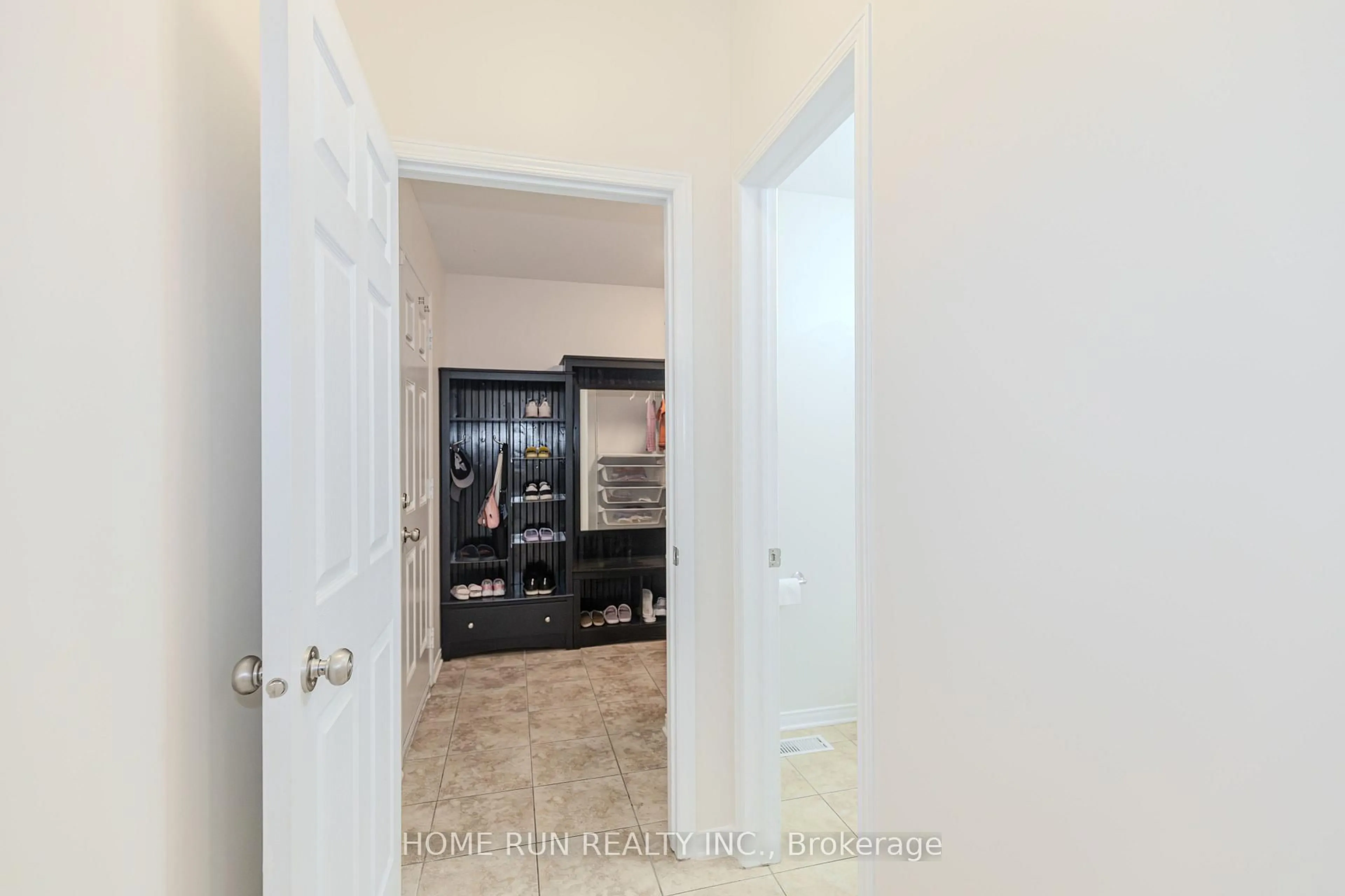 Indoor entryway for 538 Ravendale Way, Barrhaven Ontario K2J 0M6