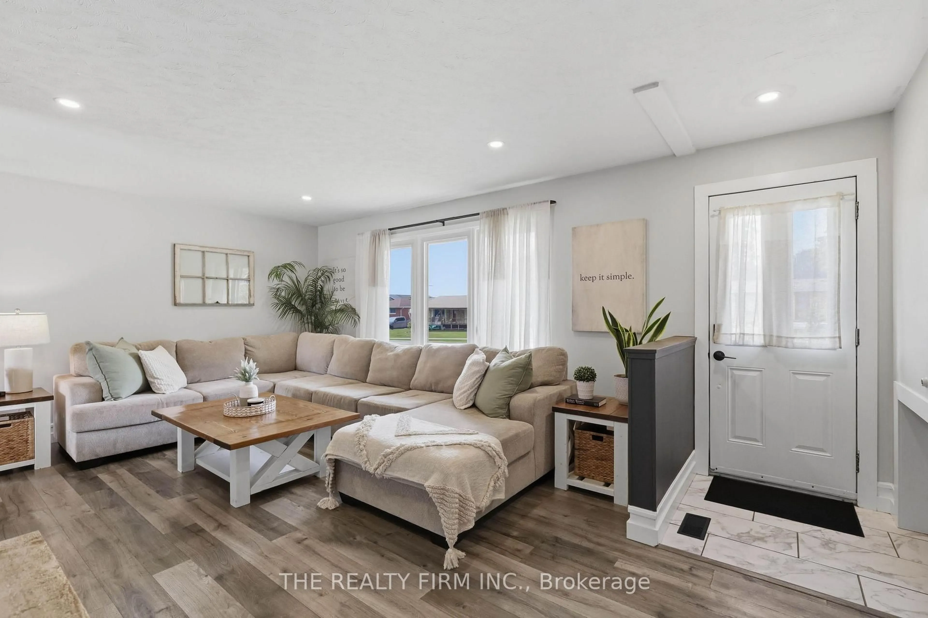 Living room with furniture, unknown for 162 Oakwood Dr, Thames Centre Ontario N0L 1G3