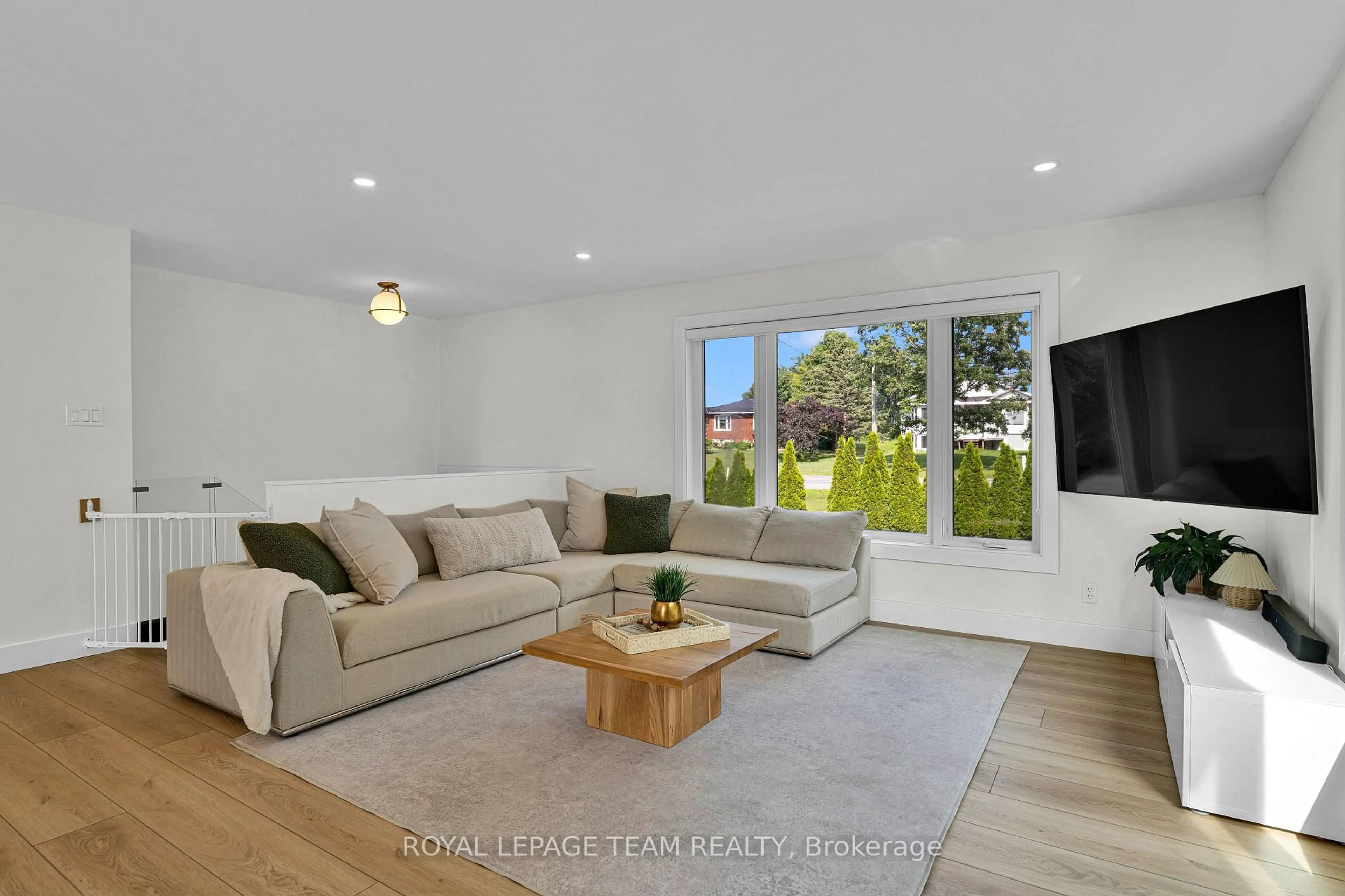 Living room with furniture, unknown for 2584 Stagecoach Rd, Osgoode Ontario K0A 2W0