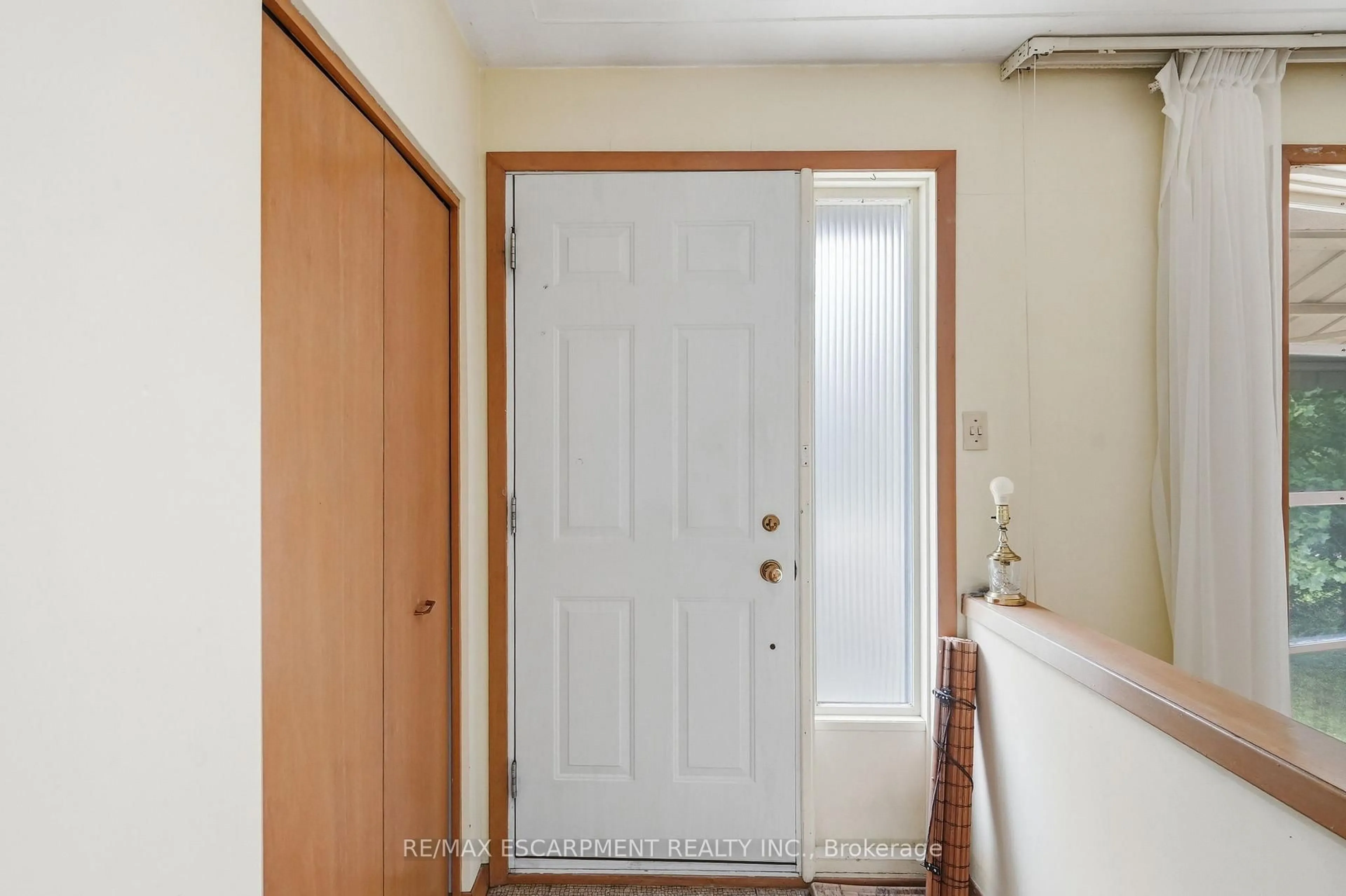 Indoor entryway for 44 McDonald Crt, Hamilton Ontario L9H 7C4