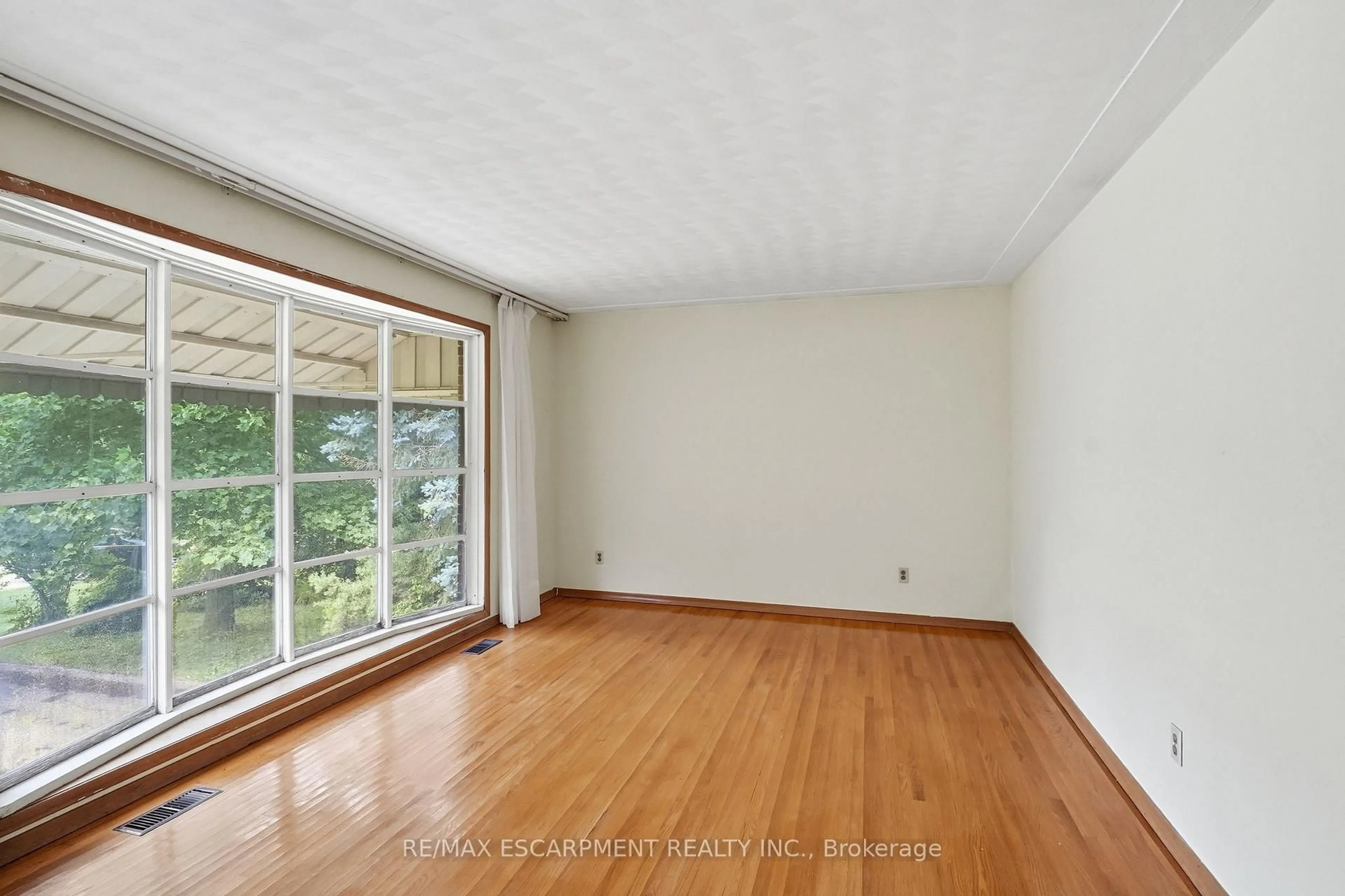 A pic of a room for 44 McDonald Crt, Hamilton Ontario L9H 7C4