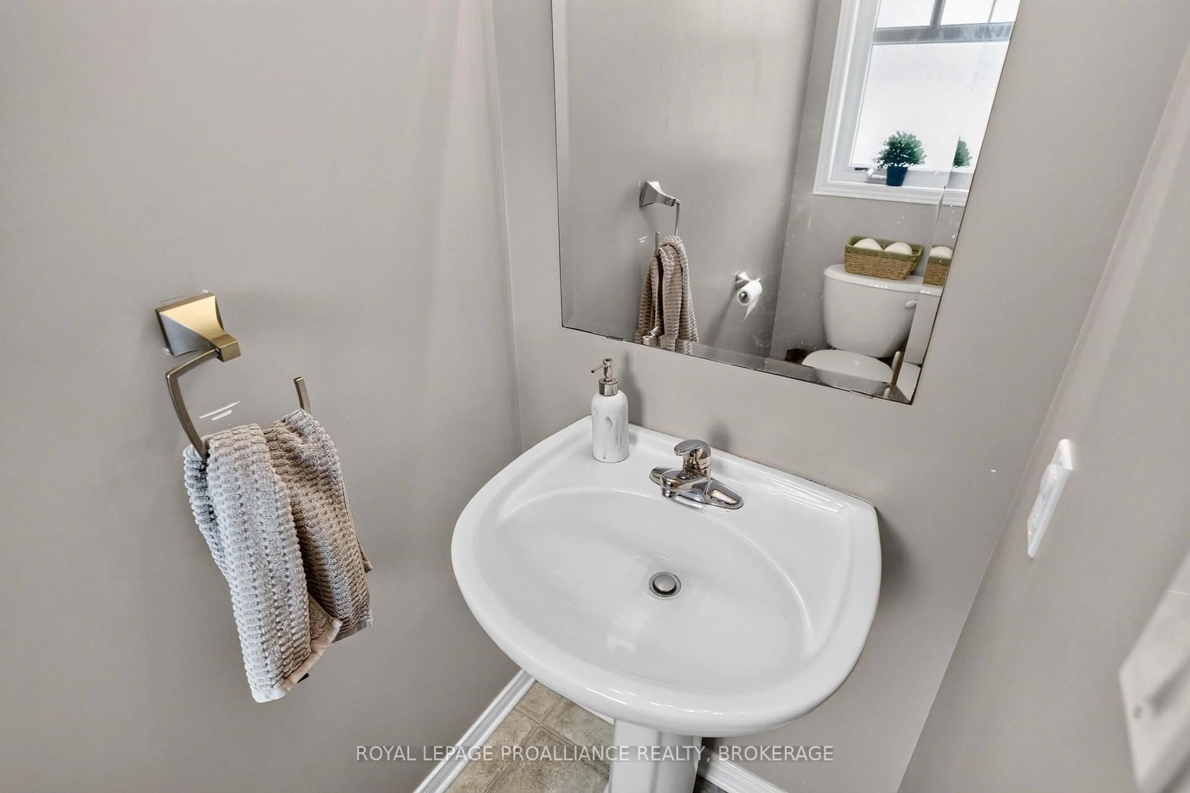 Standard bathroom, ceramic/tile floor for 1571 Crimson Cres, Kingston Ontario K7P 0J3