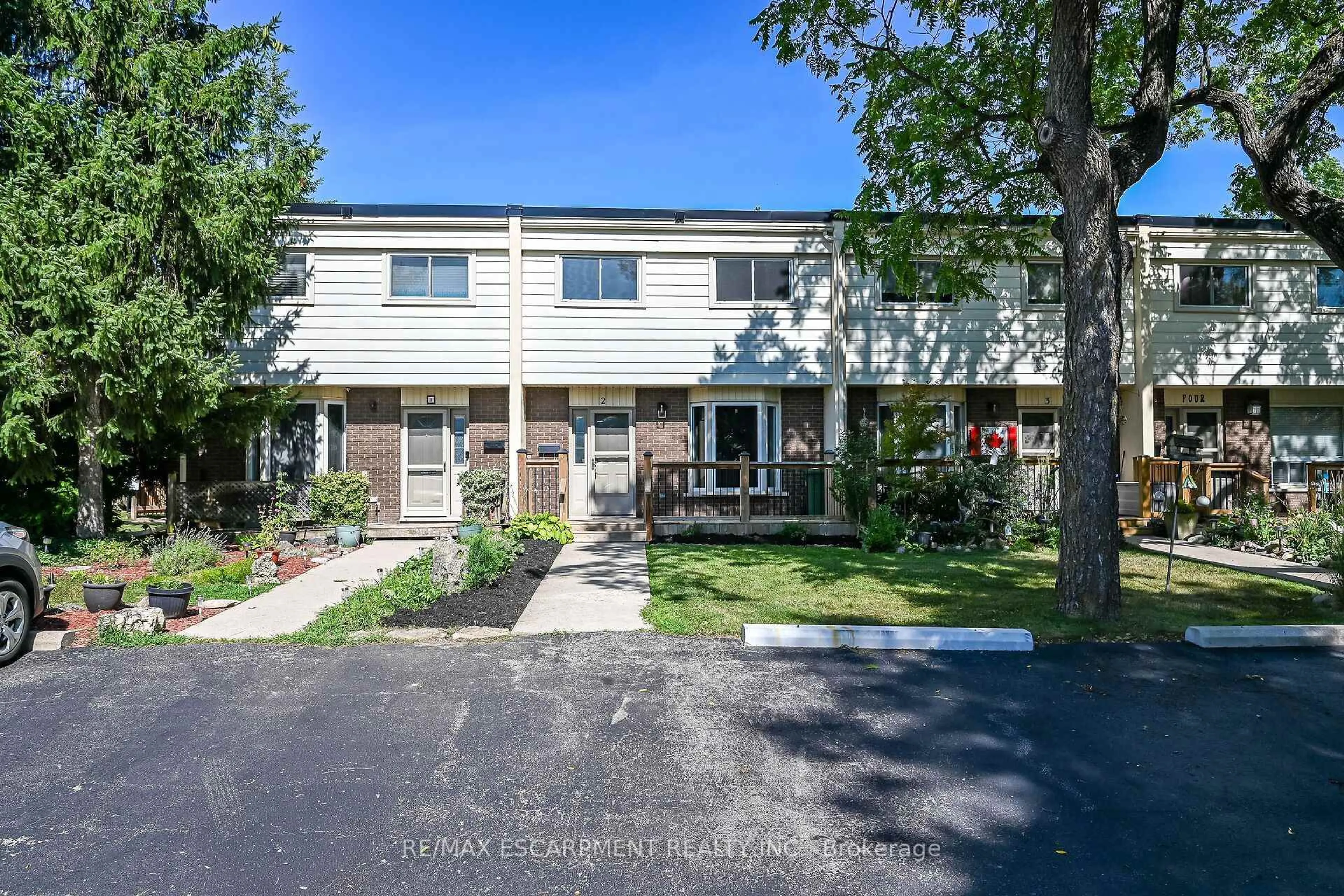 A pic from outside/outdoor area/front of a property/back of a property/a pic from drone, street for 199 YORK Rd #2, Hamilton Ontario L9H 1M9