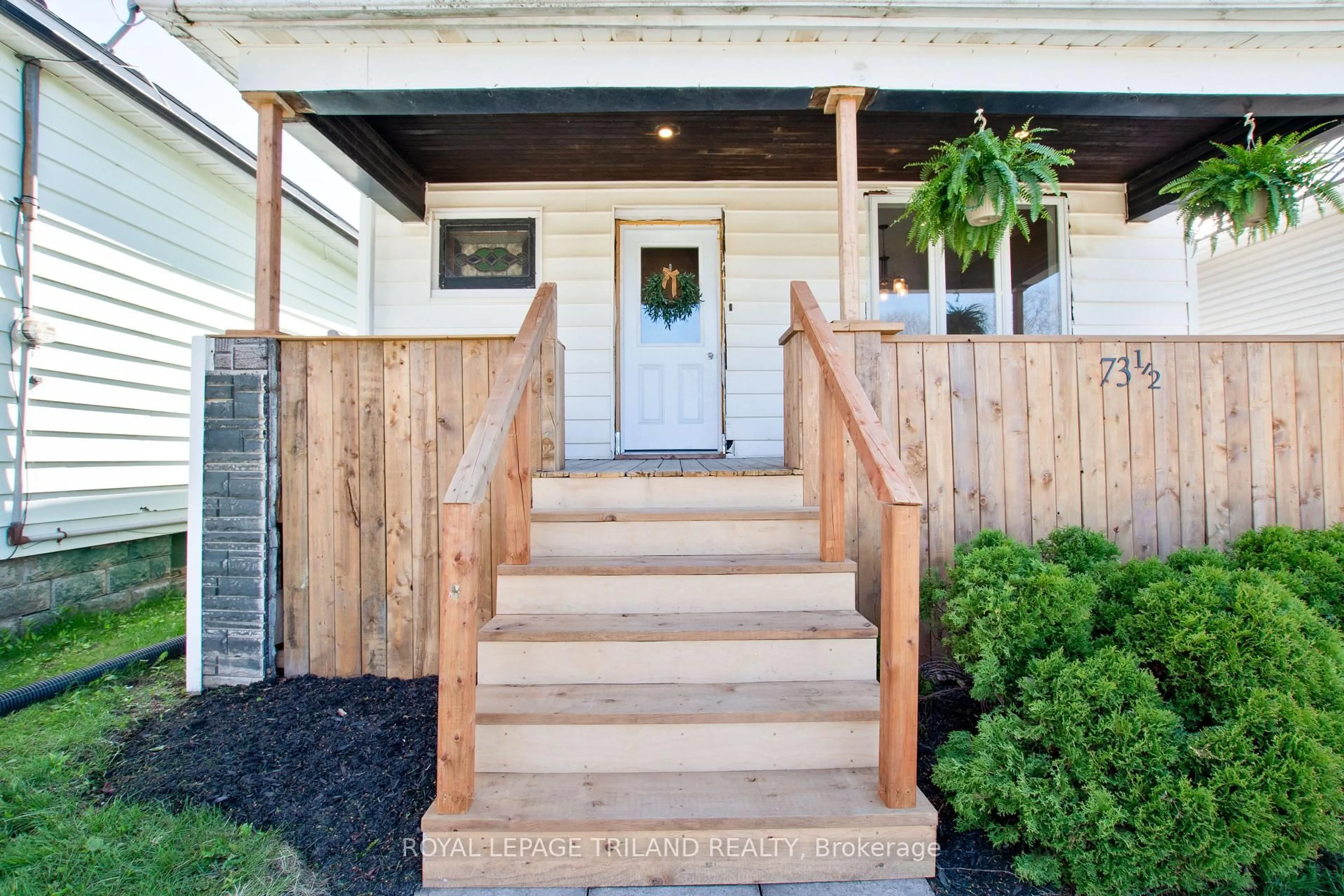 Indoor entryway for 73 Hughes St, St. Thomas Ontario N5P 2Y7