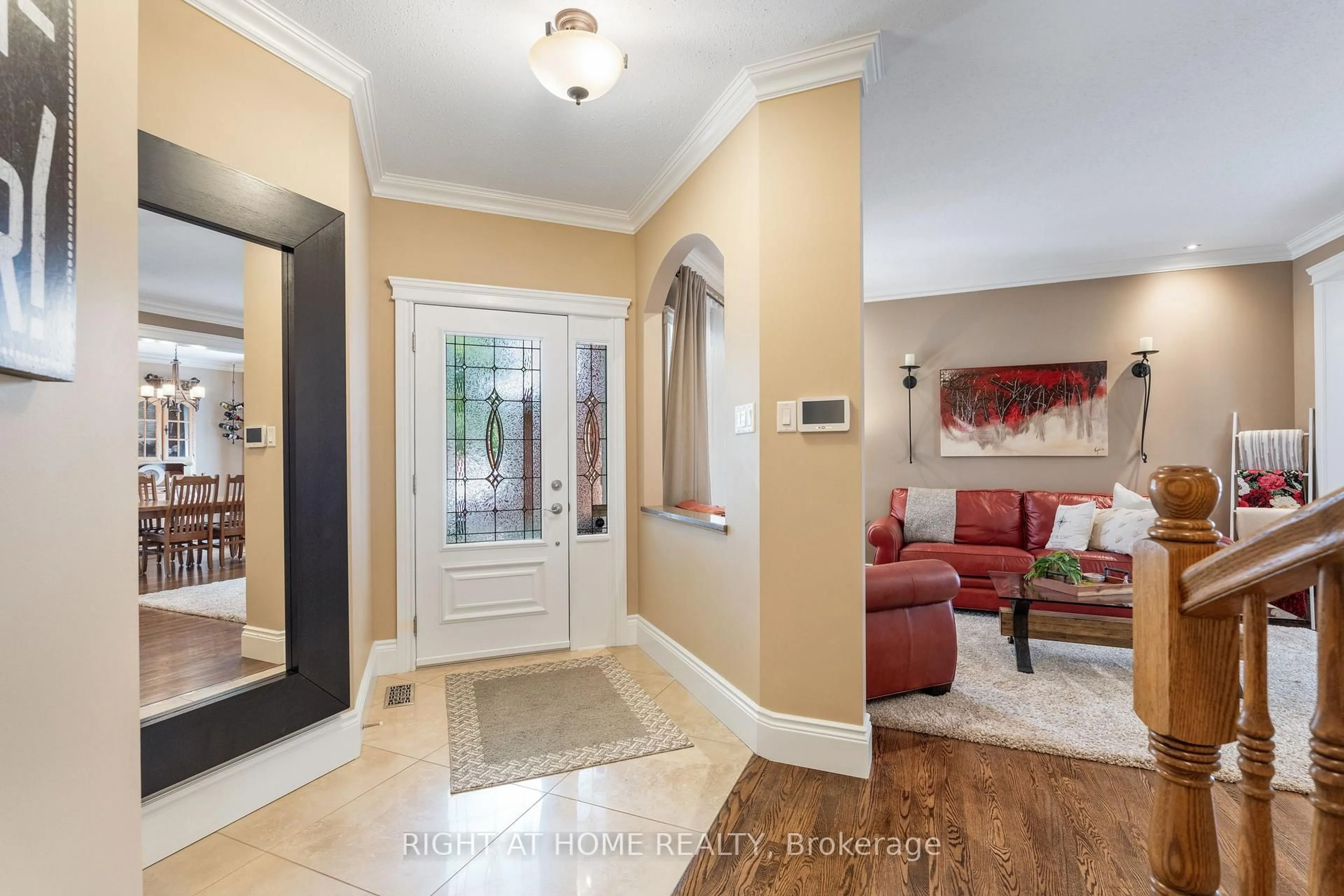 Indoor entryway for 103 Borealis Cres, Ottawa Ontario K1K 4T6