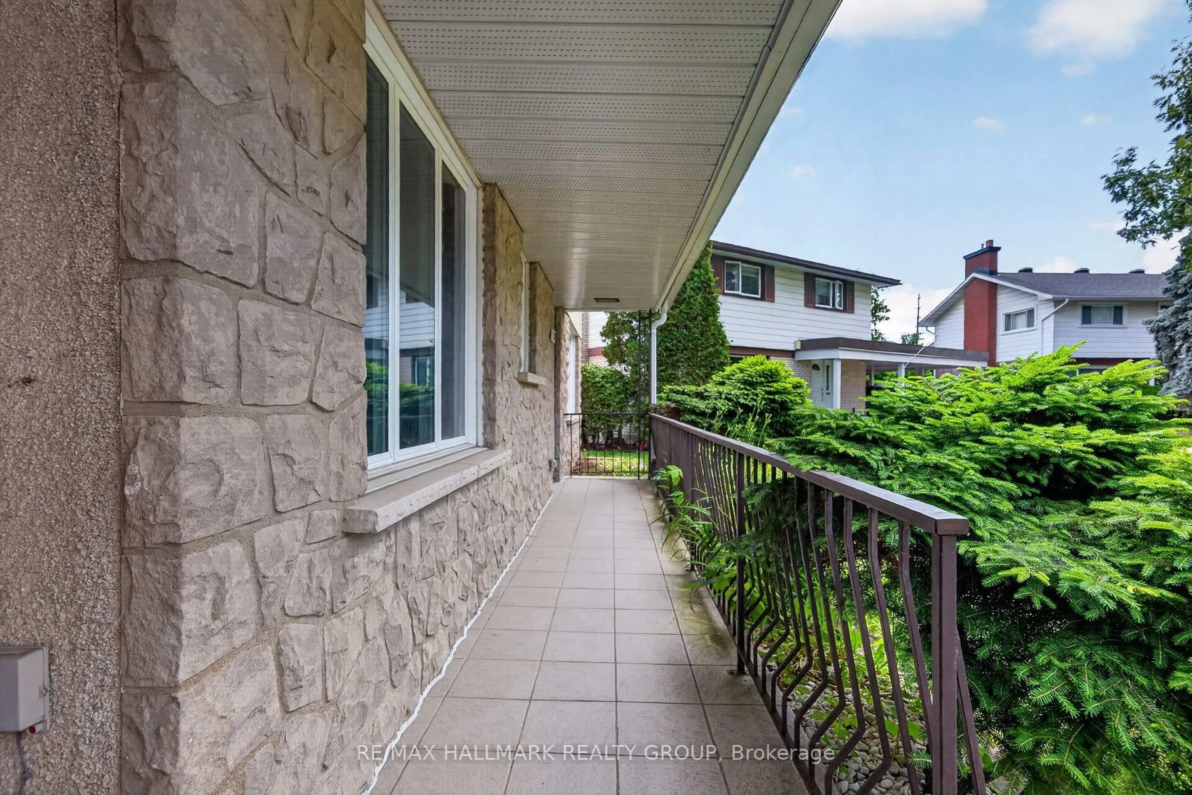 Patio, street for 1038 Arnot Rd, Ottawa Ontario K2C 0H4