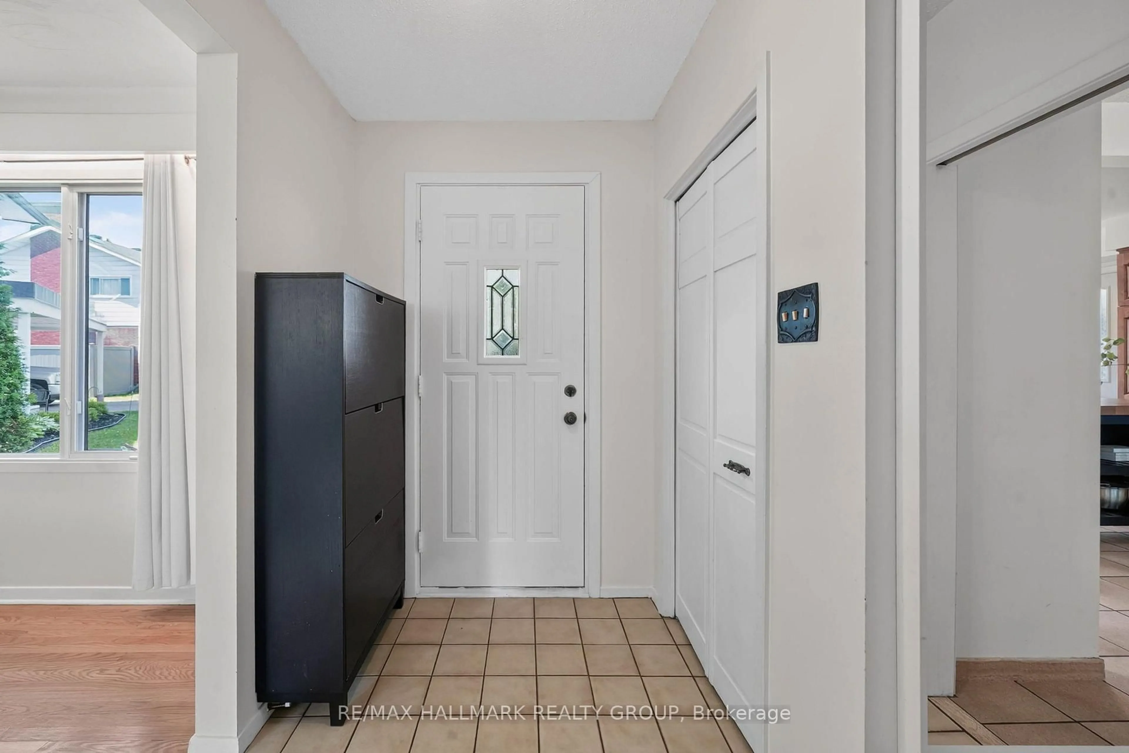 Indoor entryway for 1038 Arnot Rd, Ottawa Ontario K2C 0H4