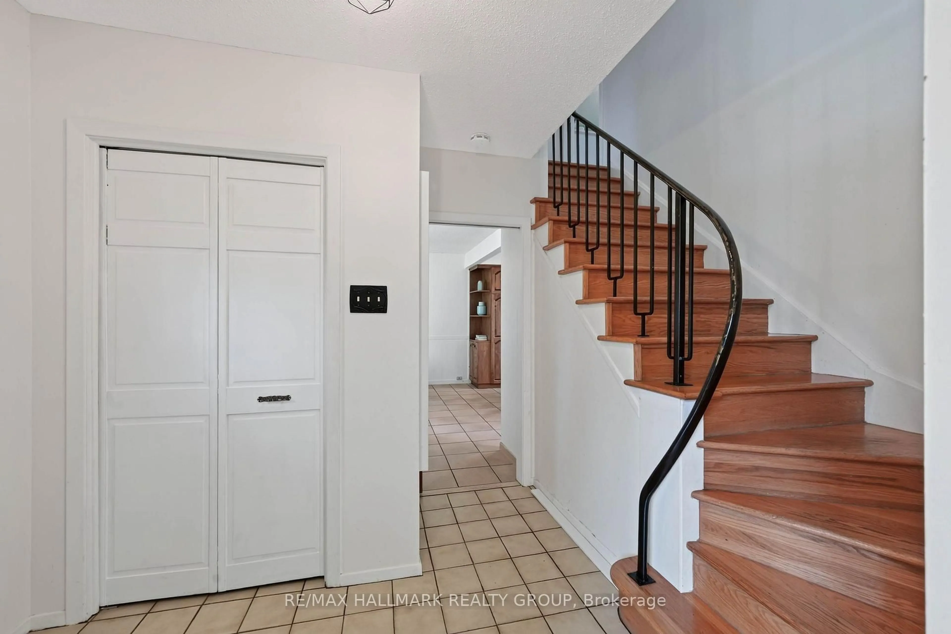 Indoor foyer for 1038 Arnot Rd, Ottawa Ontario K2C 0H4