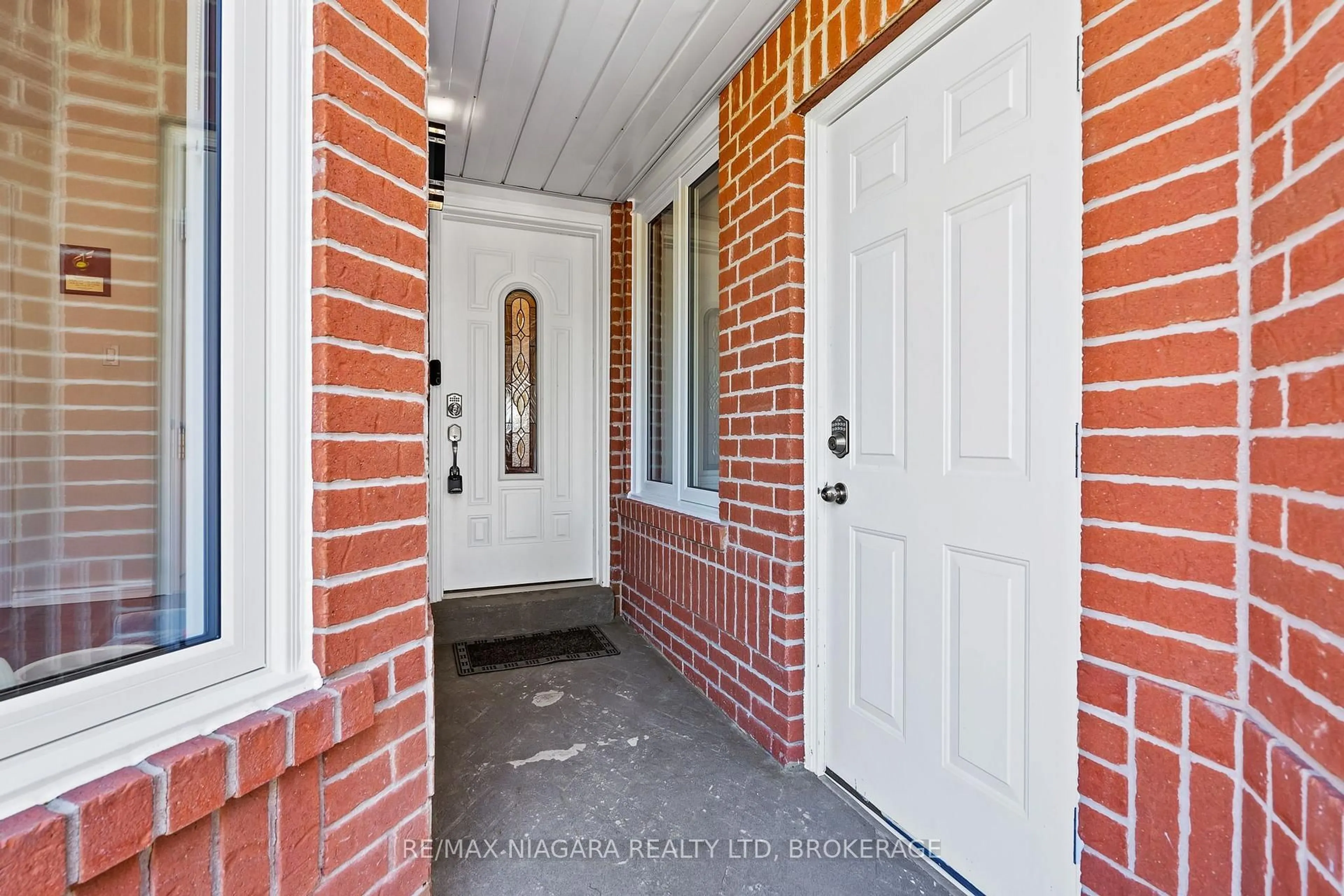 Indoor entryway for 17 Jackson Crt, Welland Ontario L3C 7G2