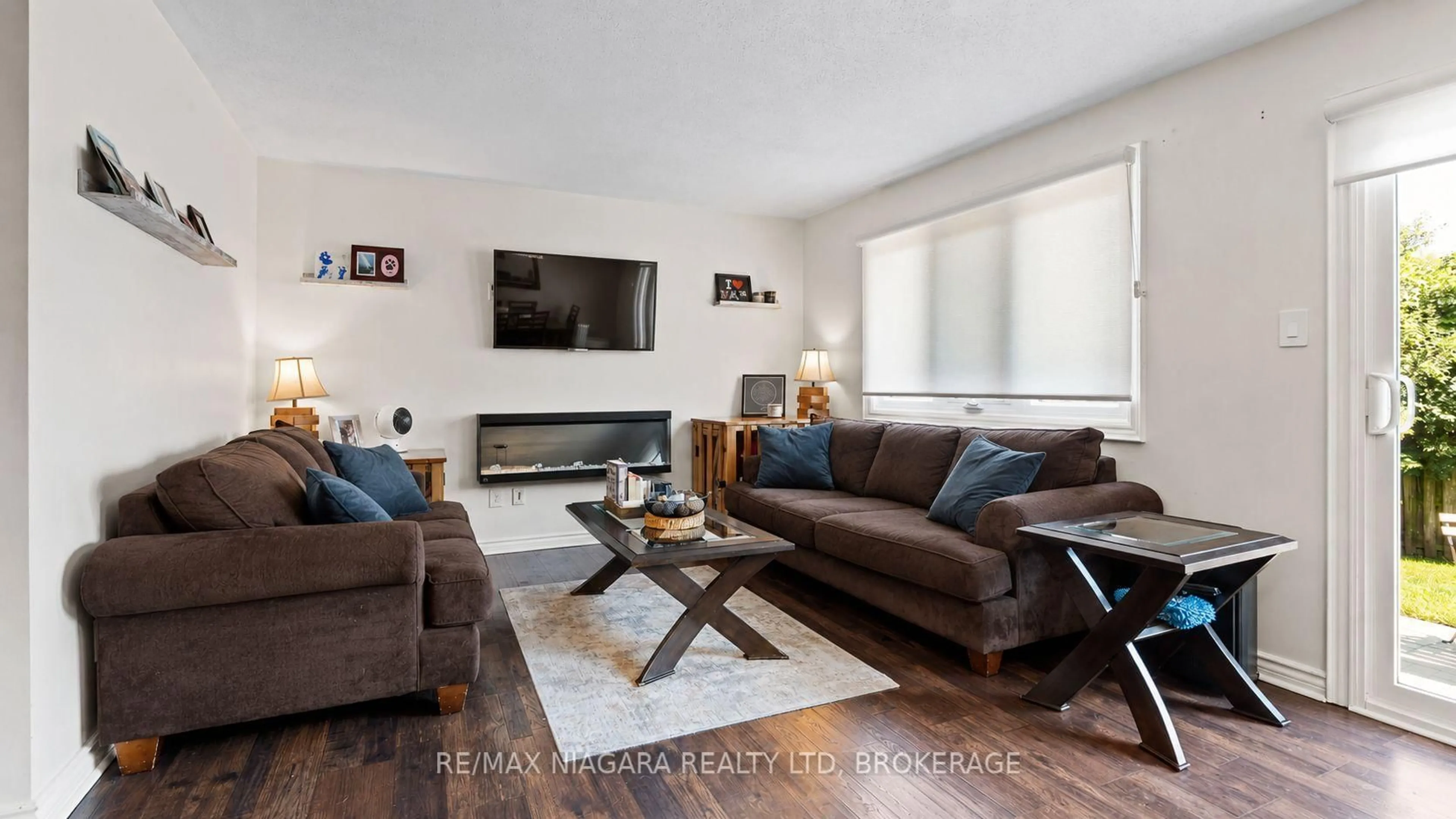 Living room with furniture, wood/laminate floor for 17 Jackson Crt, Welland Ontario L3C 7G2