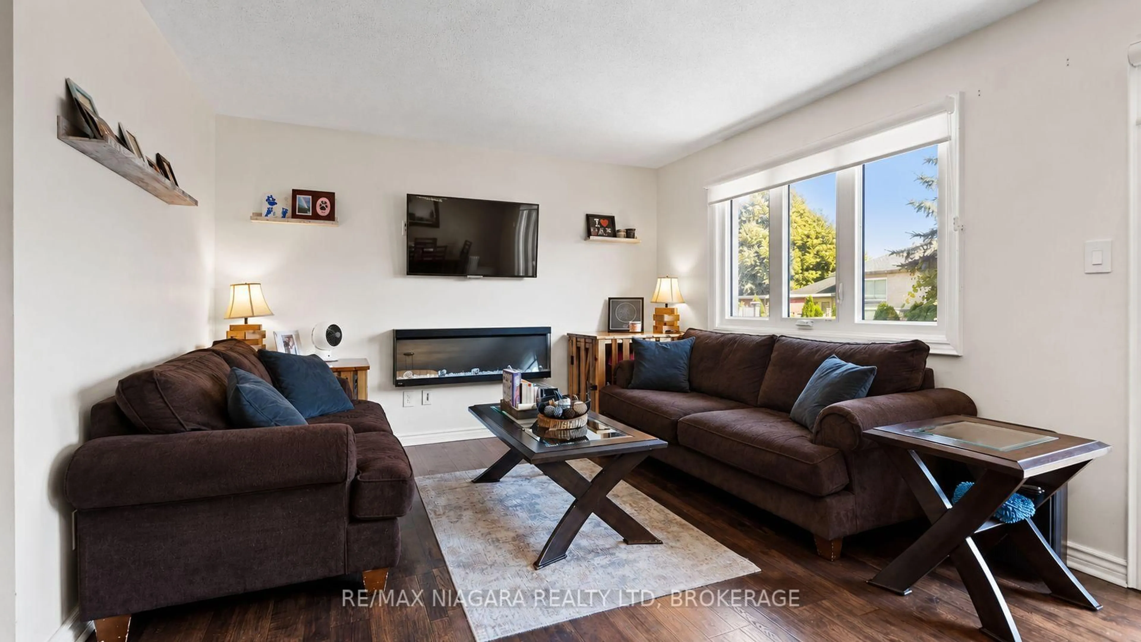 Living room with furniture, unknown for 17 Jackson Crt, Welland Ontario L3C 7G2
