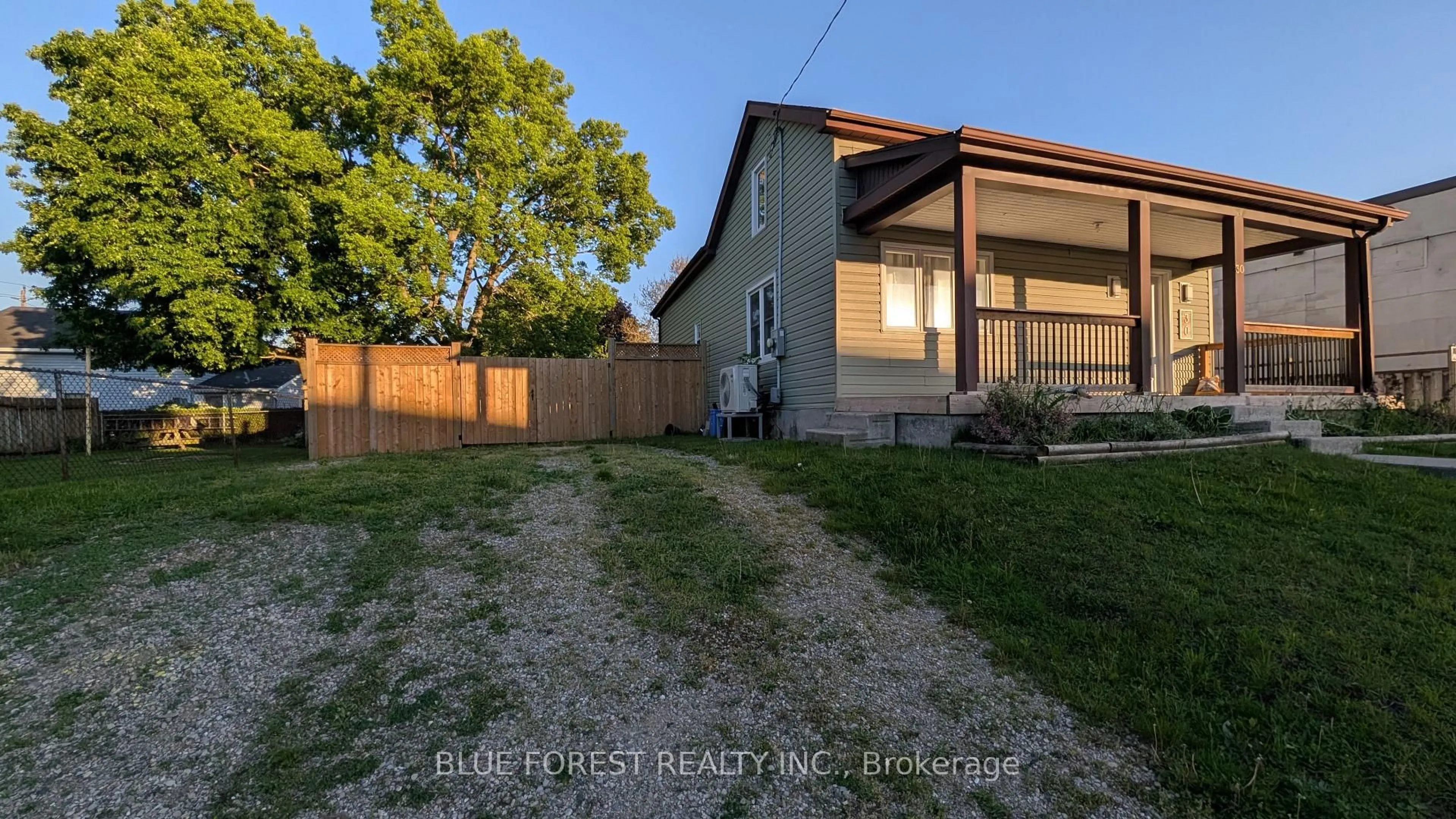 A pic from outside/outdoor area/front of a property/back of a property/a pic from drone, street for 30 Catherine St, Ingersoll Ontario N5C 1L3