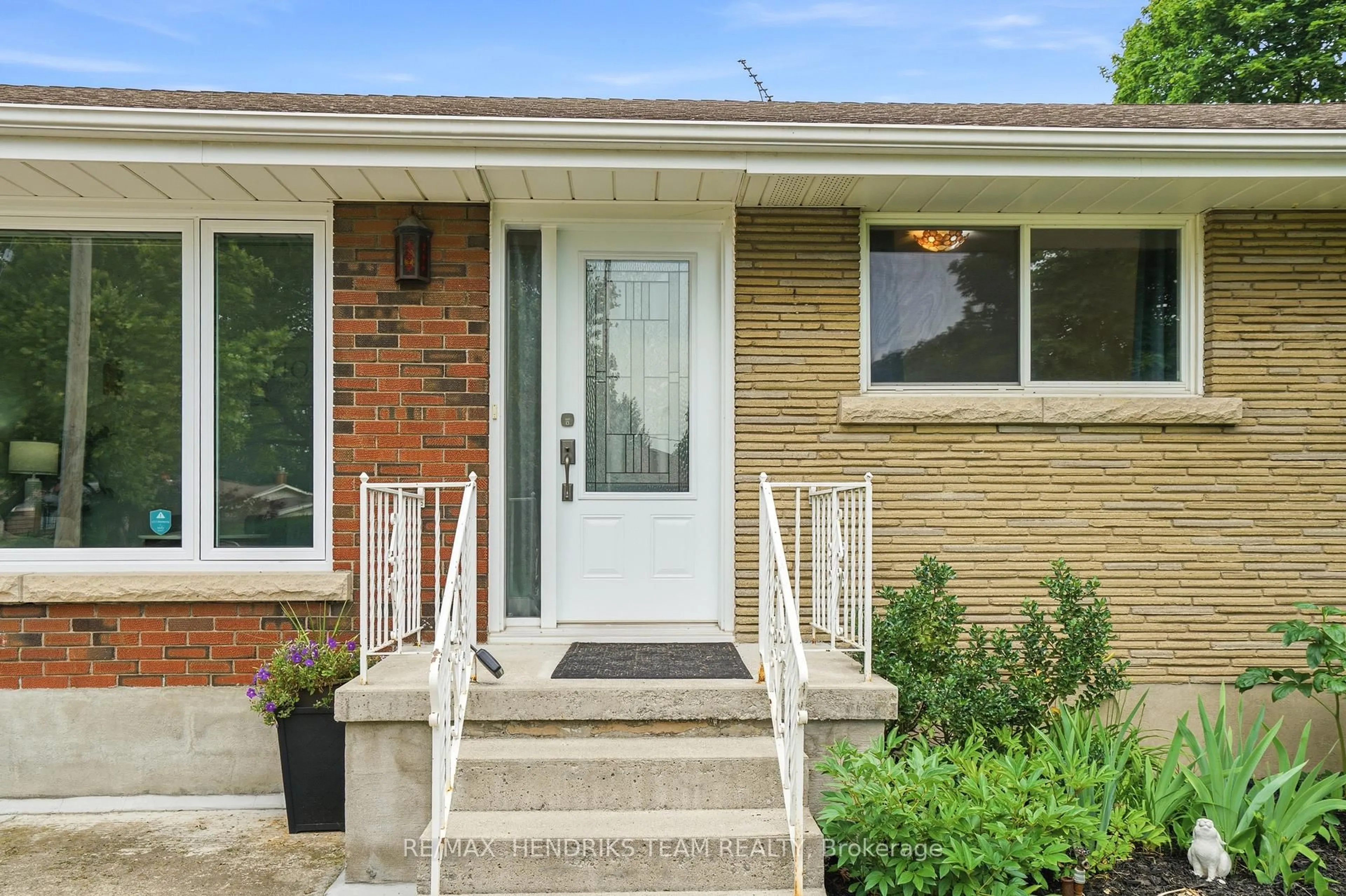 Home with brick exterior material, street for 32 Hanson Dr, St. Catharines Ontario L2M 2X1