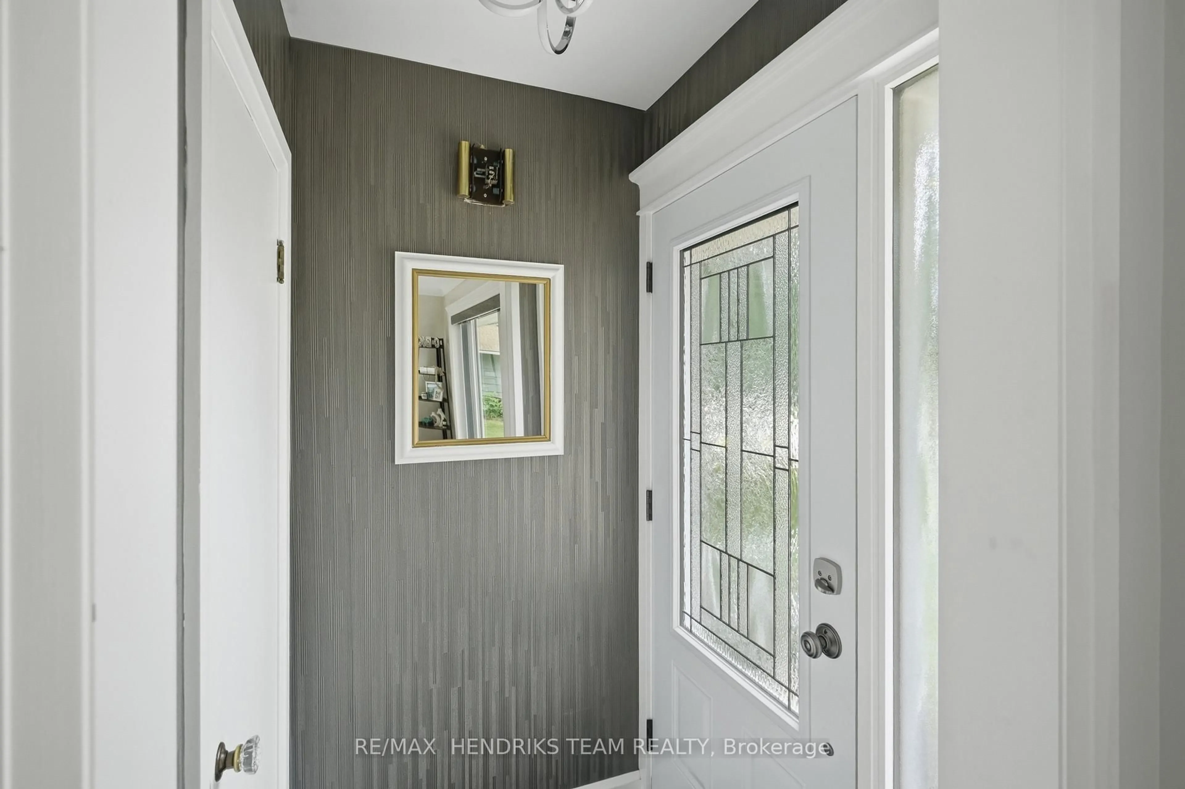 Indoor entryway for 32 Hanson Dr, St. Catharines Ontario L2M 2X1