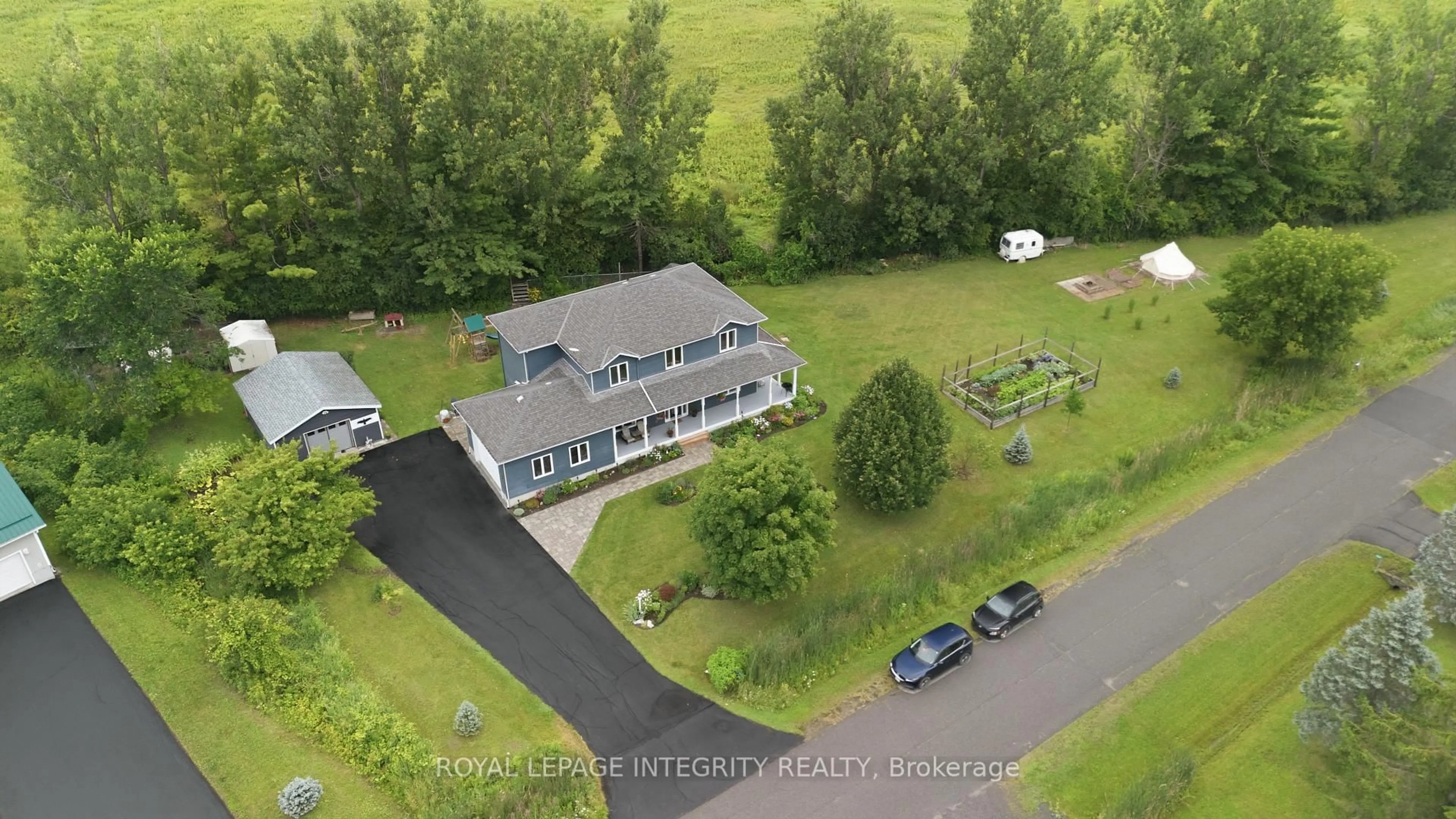 A pic from outside/outdoor area/front of a property/back of a property/a pic from drone, unknown for 281 Frome St, Fitzroy Harbour Ontario K0A 1X0