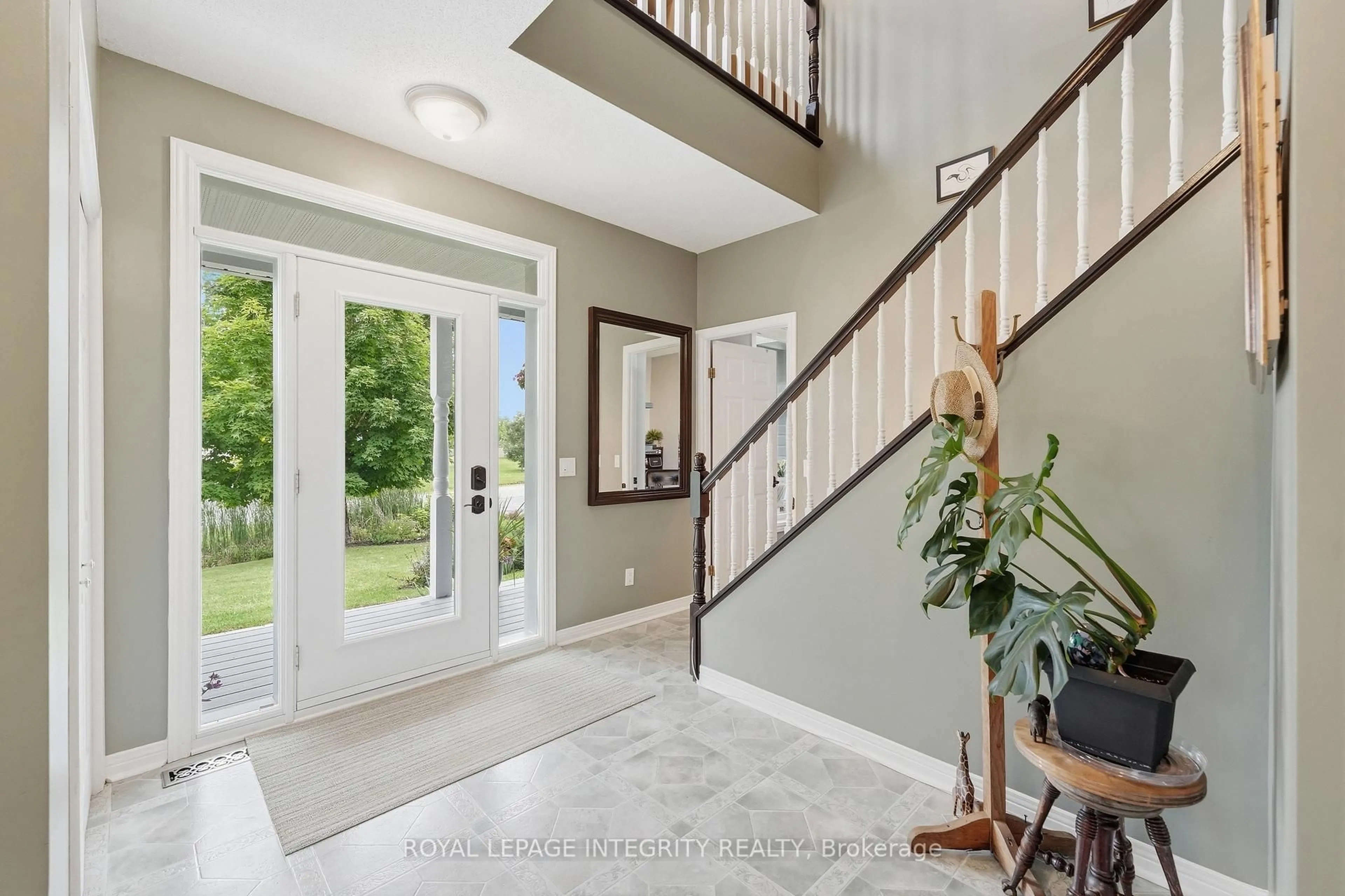 Indoor entryway for 281 Frome St, Fitzroy Harbour Ontario K0A 1X0