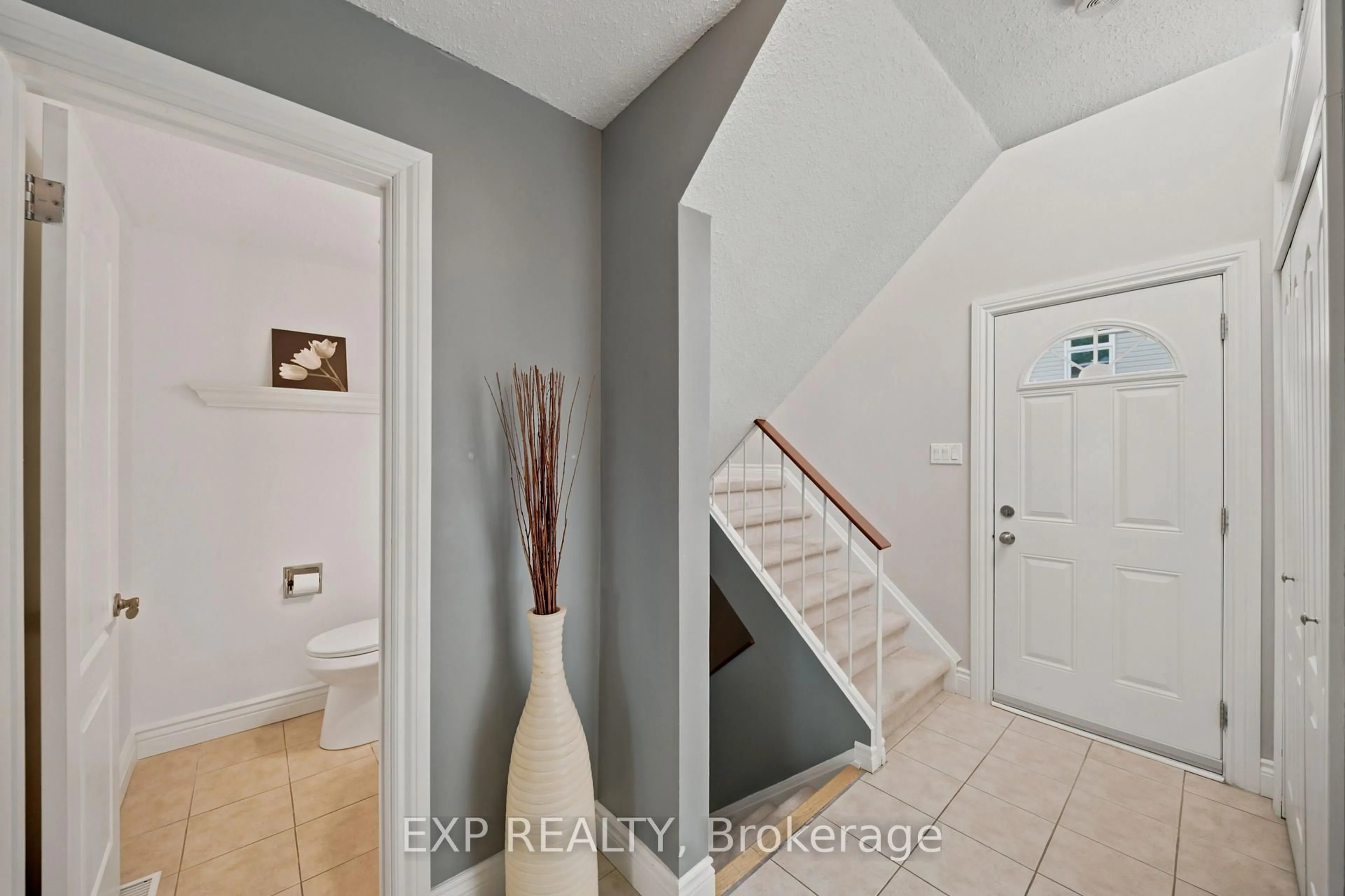 Indoor entryway for 148 Rutherford Crt #16, Ottawa Ontario K2K 1N6
