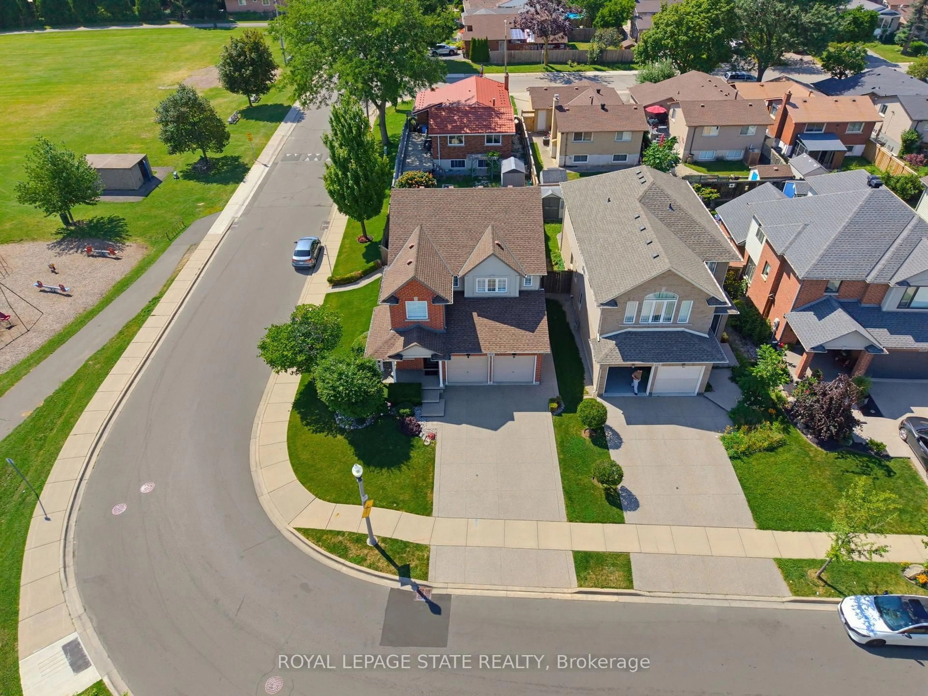 A pic from outside/outdoor area/front of a property/back of a property/a pic from drone, street for 314 Brigadoon Dr, Hamilton Ontario L9C 0B7