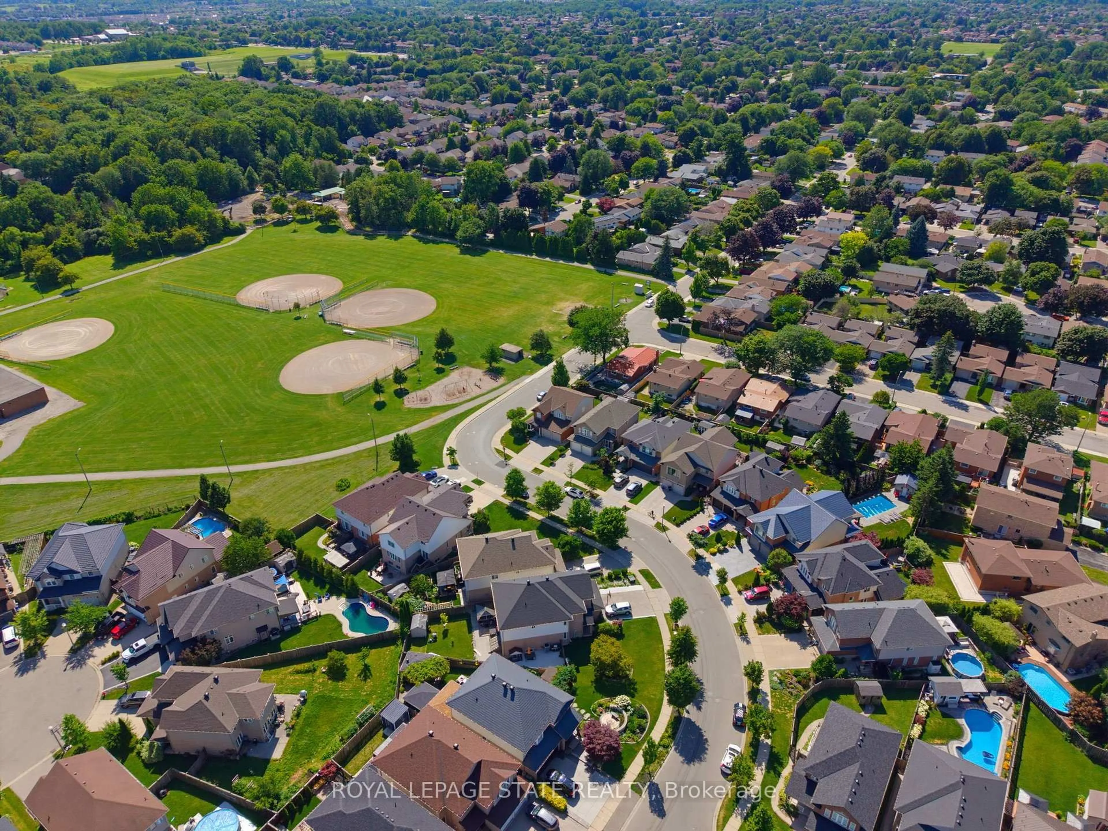 A pic from outside/outdoor area/front of a property/back of a property/a pic from drone, street for 314 Brigadoon Dr, Hamilton Ontario L9C 0B7