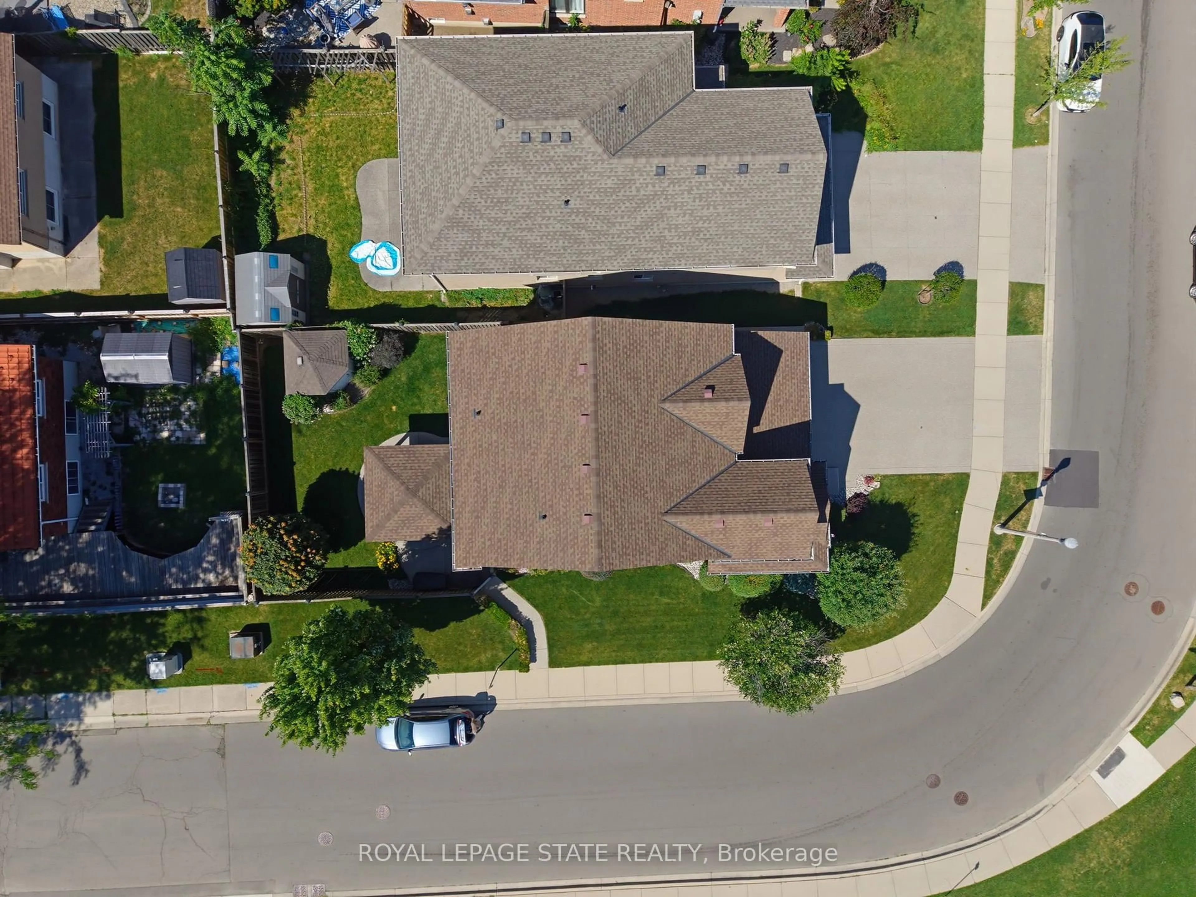 A pic from outside/outdoor area/front of a property/back of a property/a pic from drone, street for 314 Brigadoon Dr, Hamilton Ontario L9C 0B7