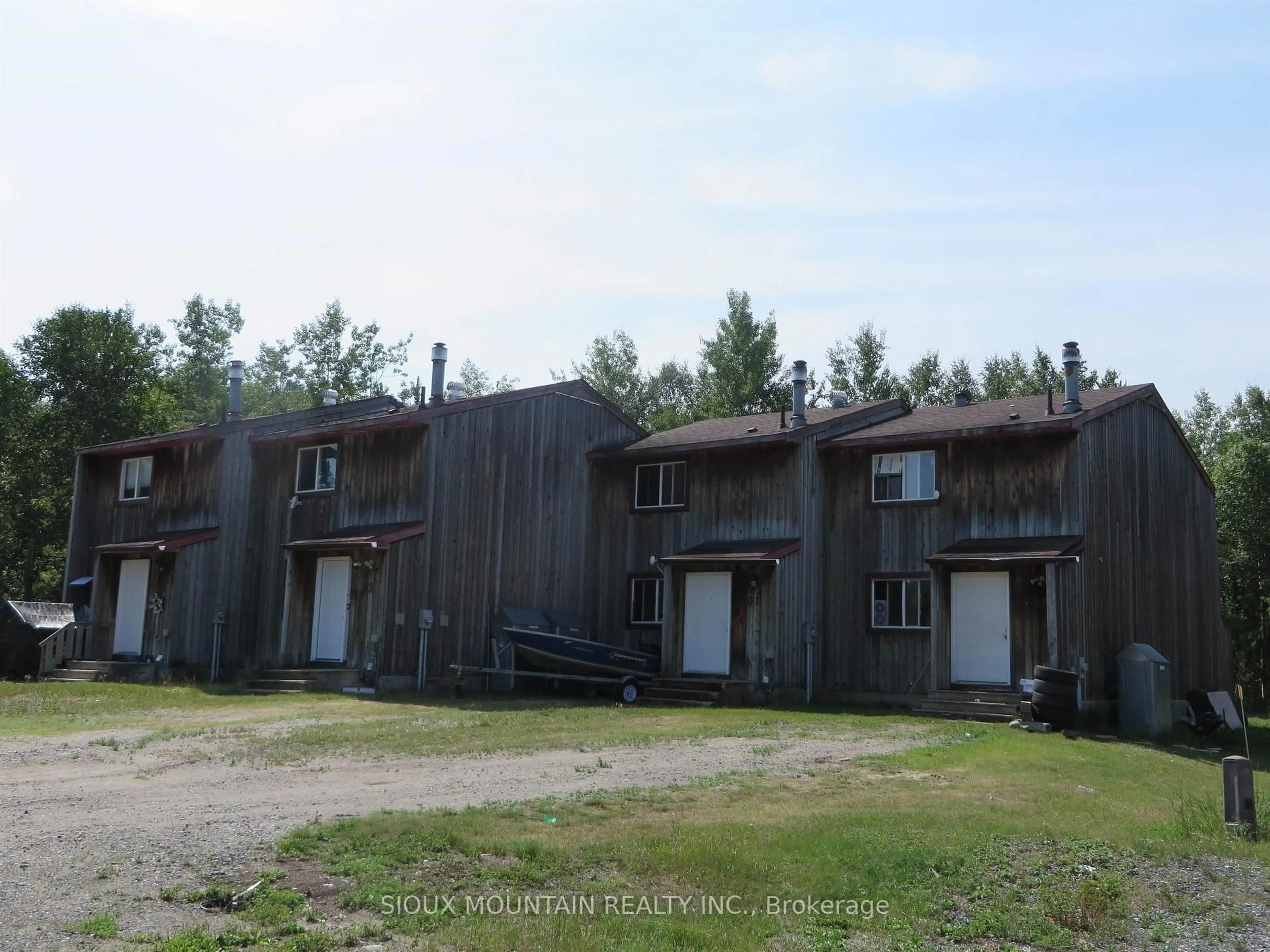 A pic from outside/outdoor area/front of a property/back of a property/a pic from drone, building for 59-65 Lakeview Crescent, Pickle Lake Ontario P0V 3A0