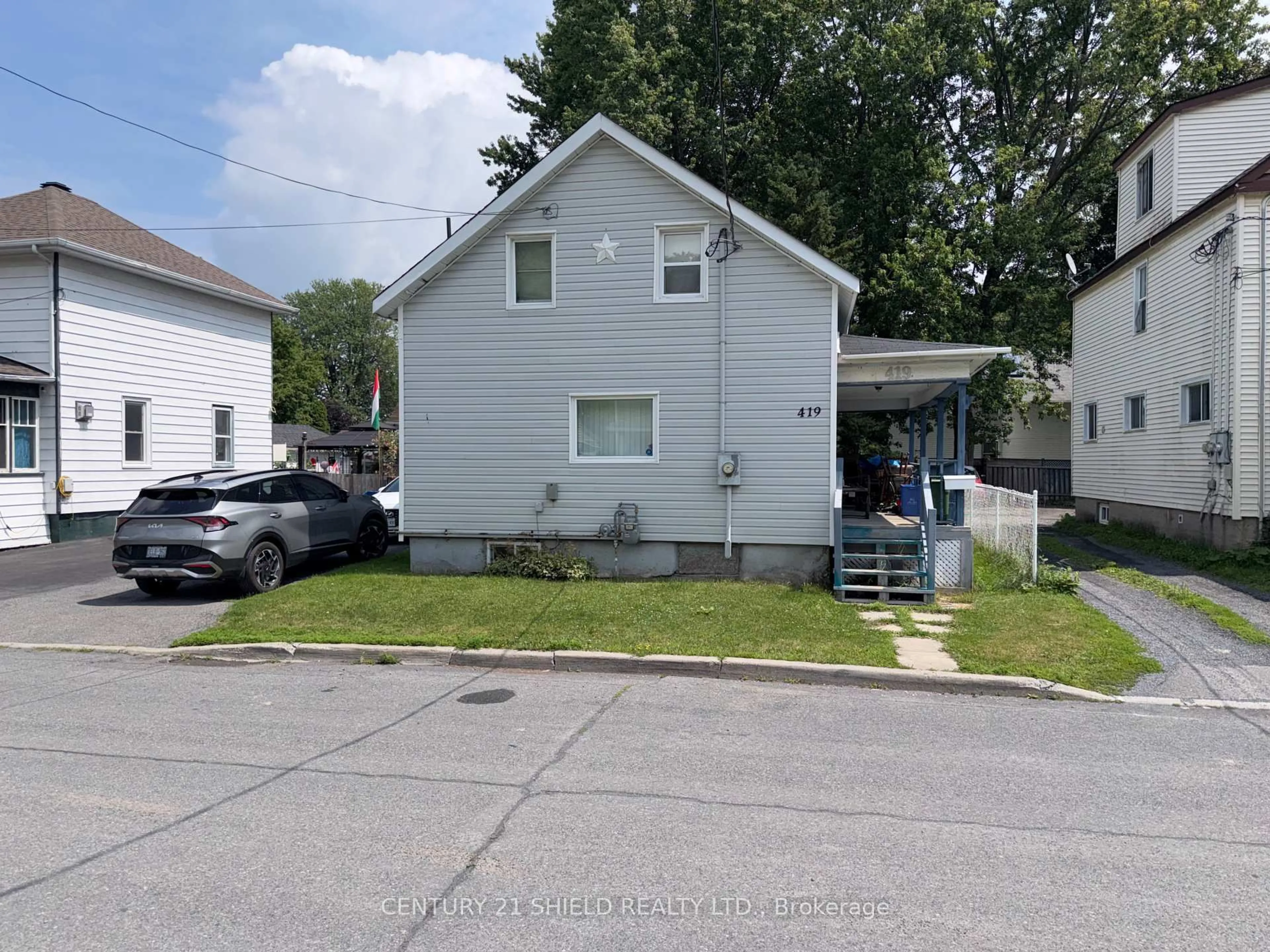 A pic from outside/outdoor area/front of a property/back of a property/a pic from drone, street for 419 Bedford St, Cornwall Ontario K6J 4C7