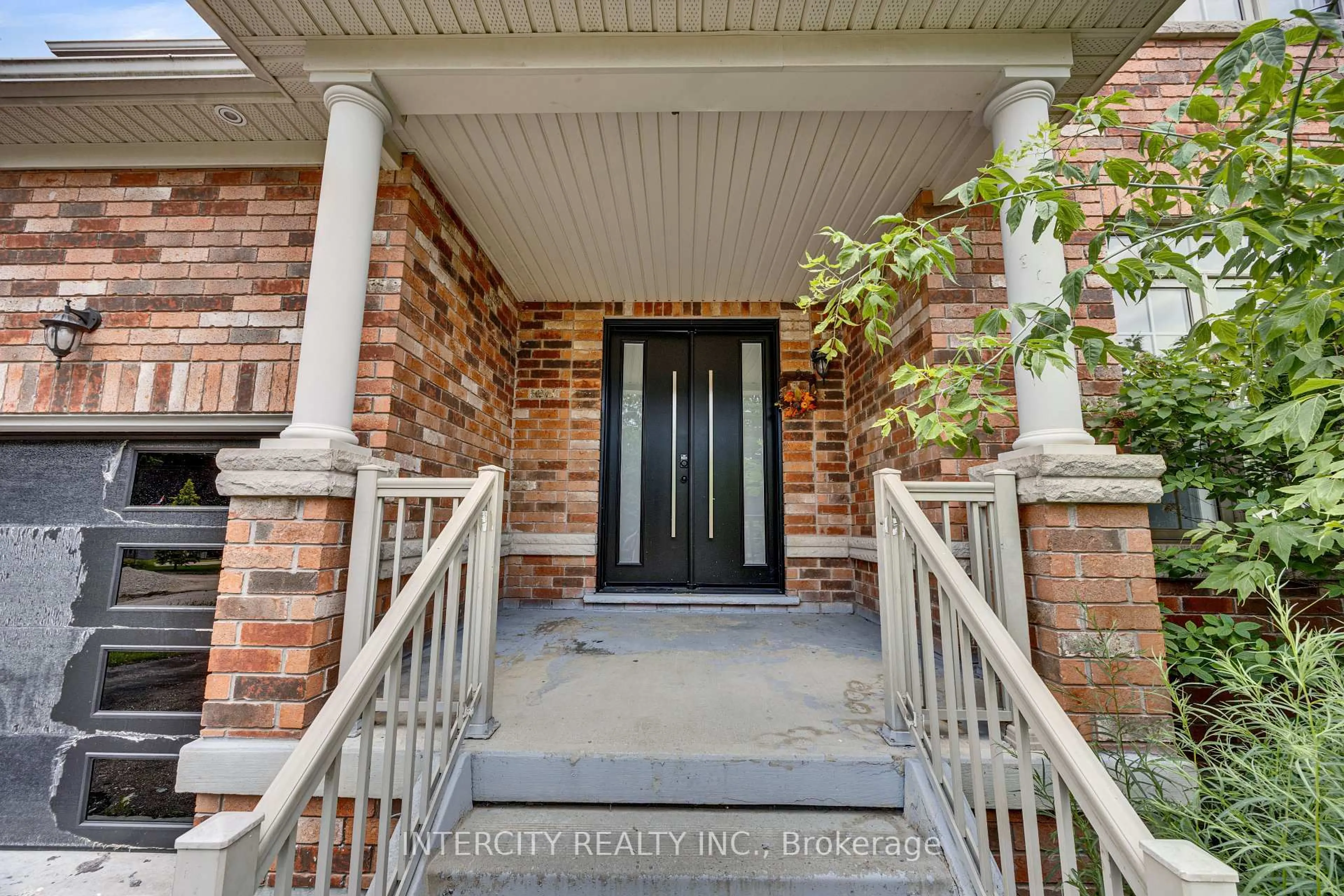Indoor entryway for 247 Pittock Park Rd, Woodstock Ontario N4S 7W2