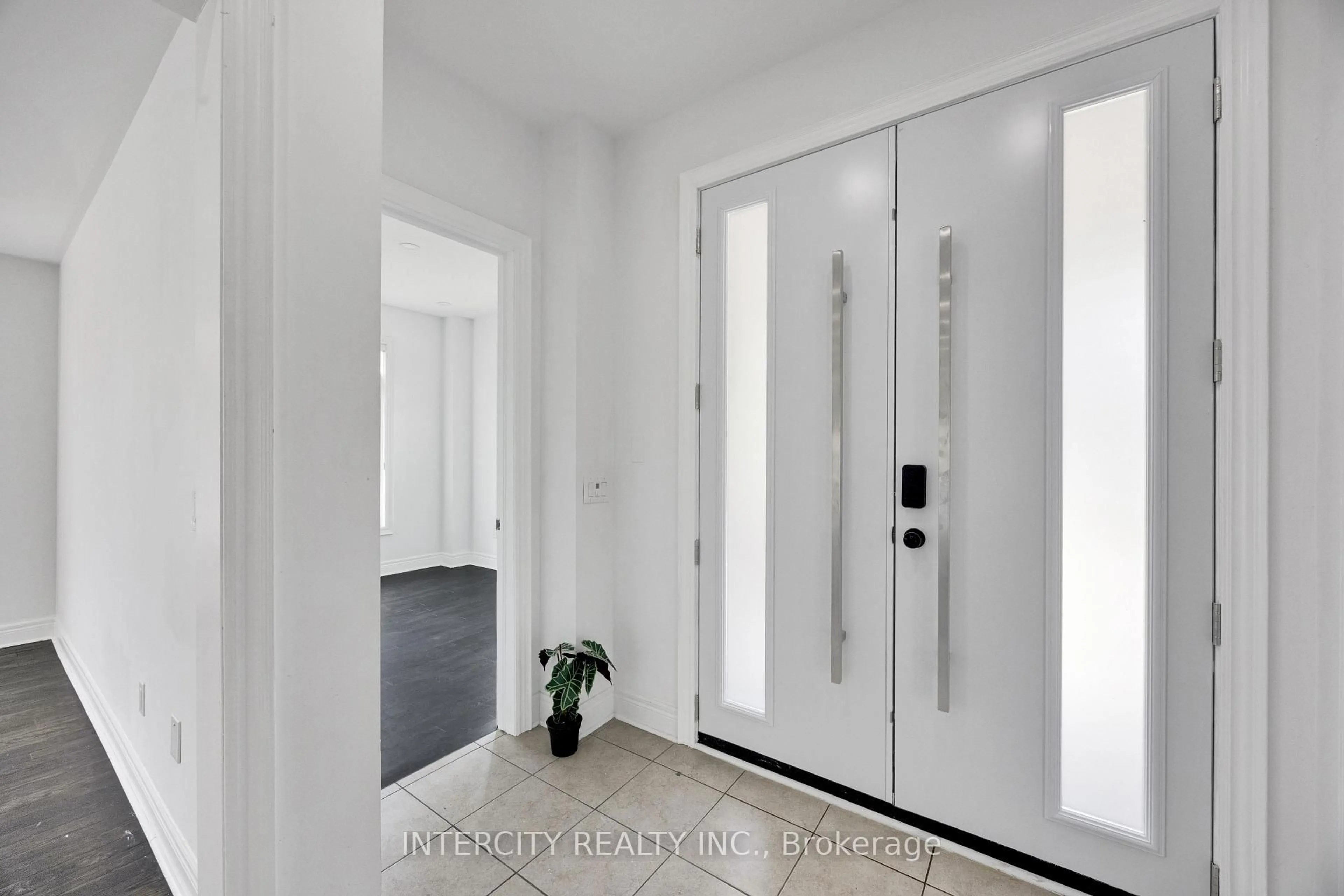 Indoor entryway for 247 Pittock Park Rd, Woodstock Ontario N4S 7W2