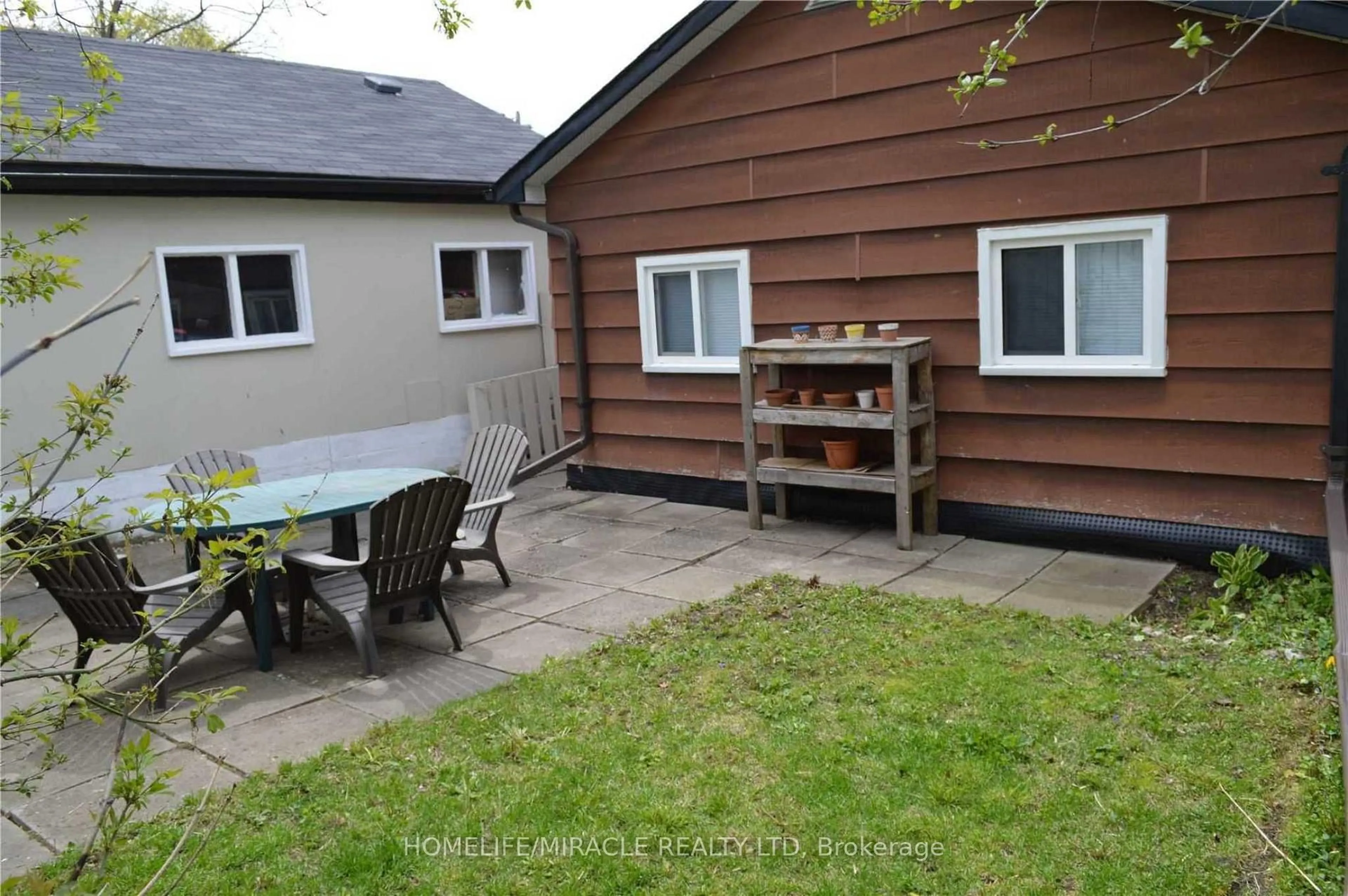 A pic from outside/outdoor area/front of a property/back of a property/a pic from drone, street for 632 Union St, Peterborough Ontario K9H 3V5