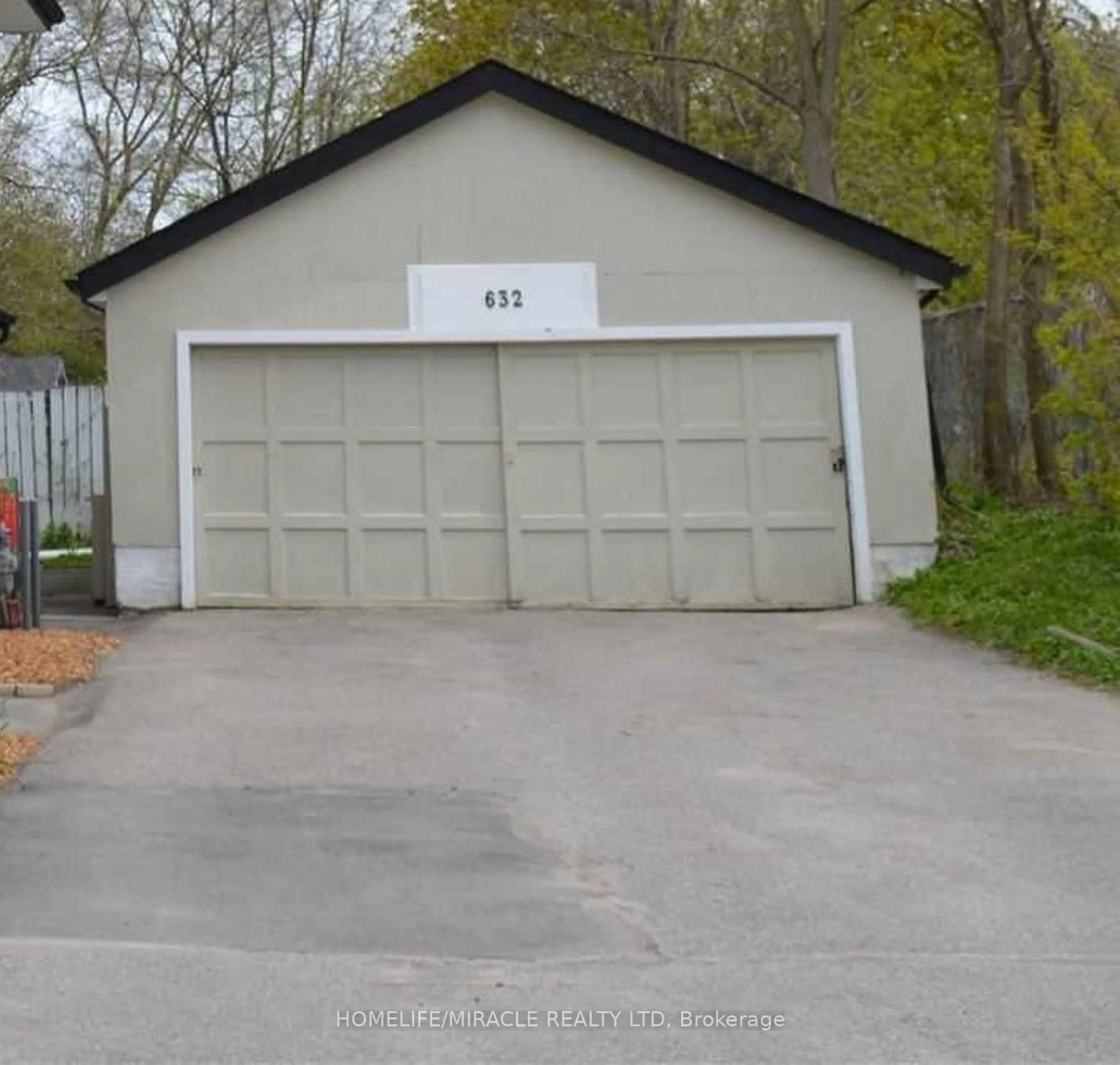Indoor garage for 632 Union St, Peterborough Ontario K9H 3V5