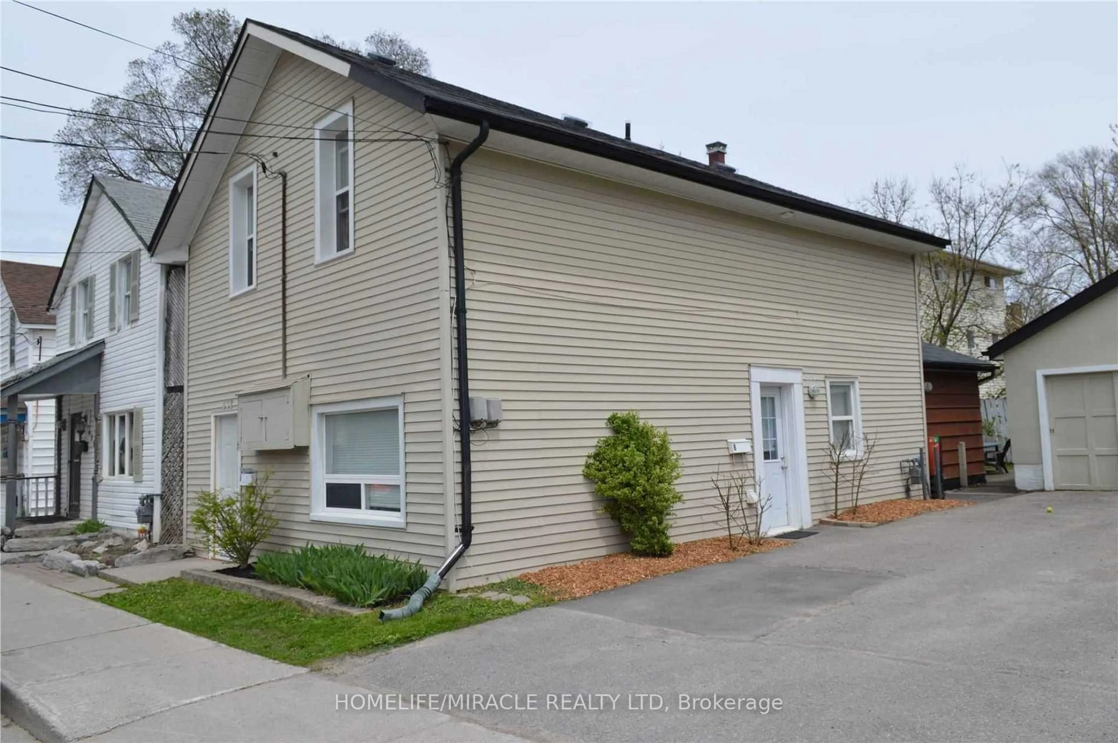 A pic from outside/outdoor area/front of a property/back of a property/a pic from drone, street for 632 Union St, Peterborough Ontario K9H 3V5