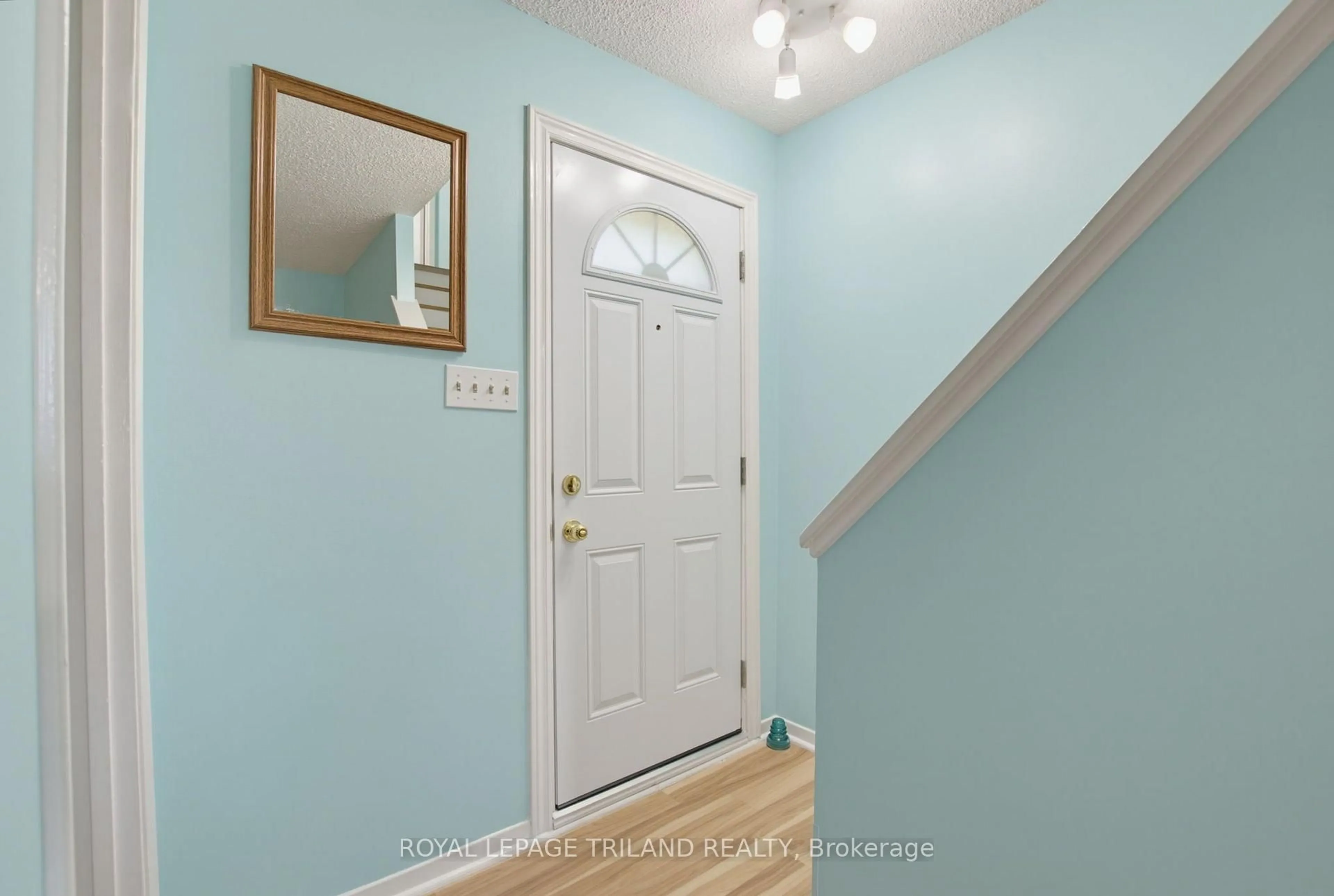 Indoor entryway for 825 DUNDALK Dr #45, London South Ontario N6C 3V6