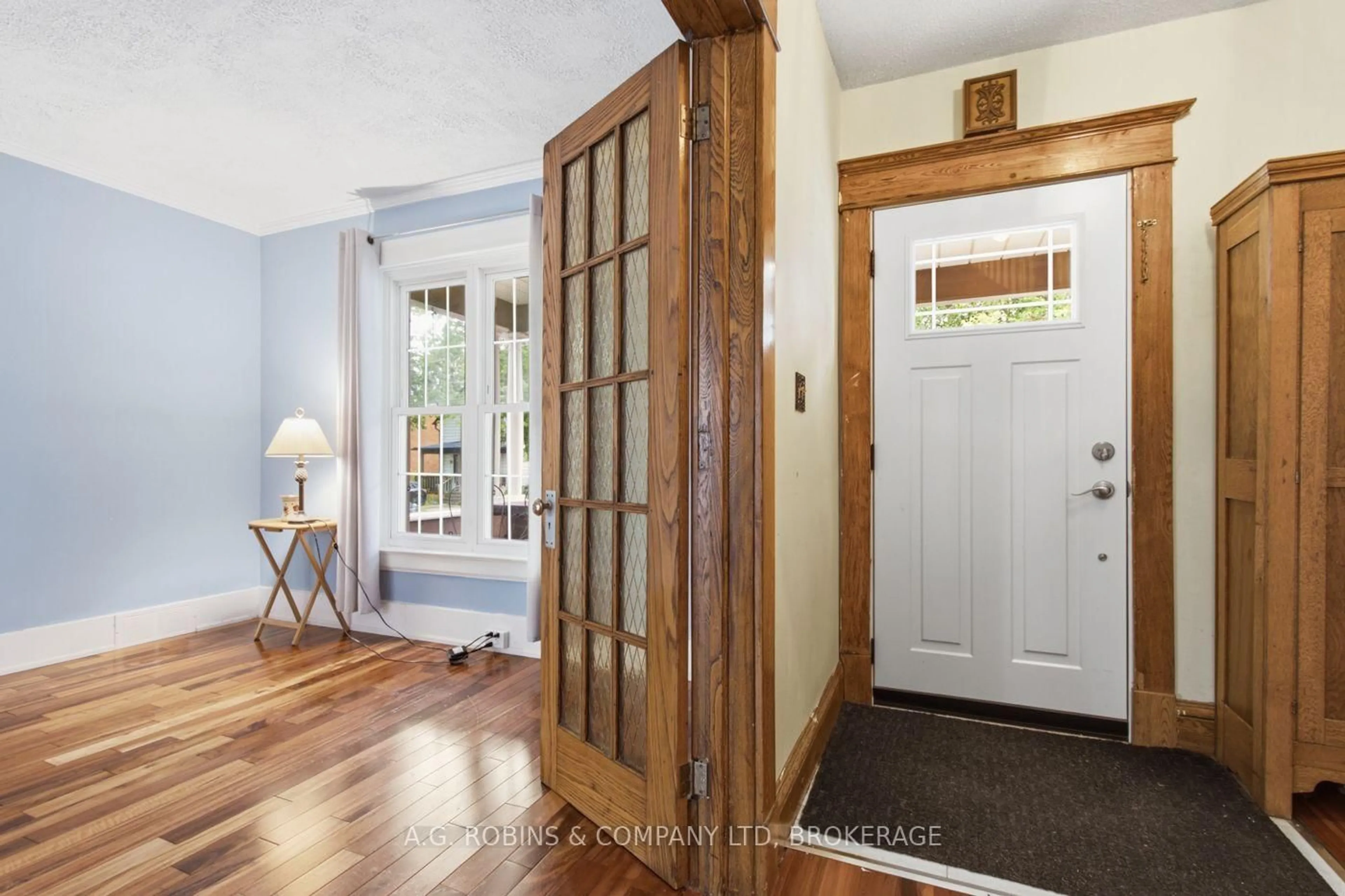 Indoor entryway for 6345 Barker St, Niagara Falls Ontario L2G 1Y6